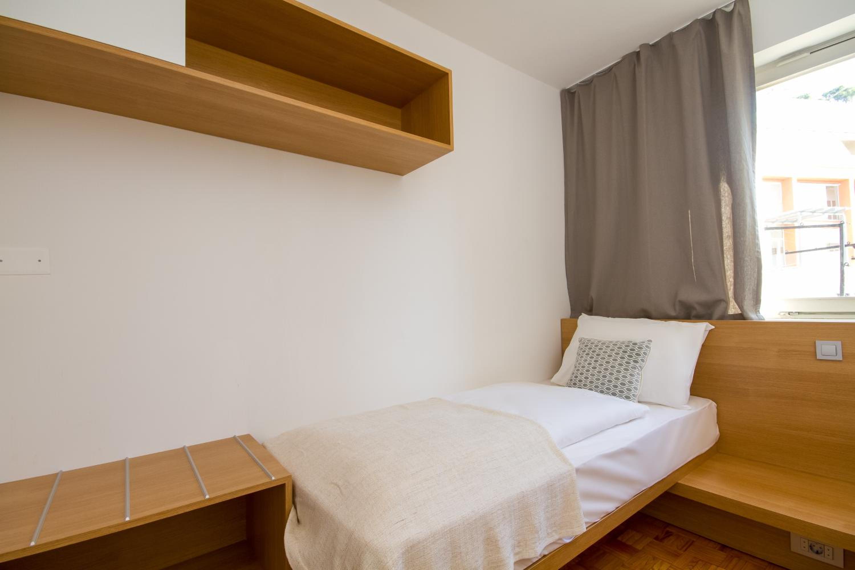 Two-Bedroom Apartment with Balcony and Garden View - Photo 10