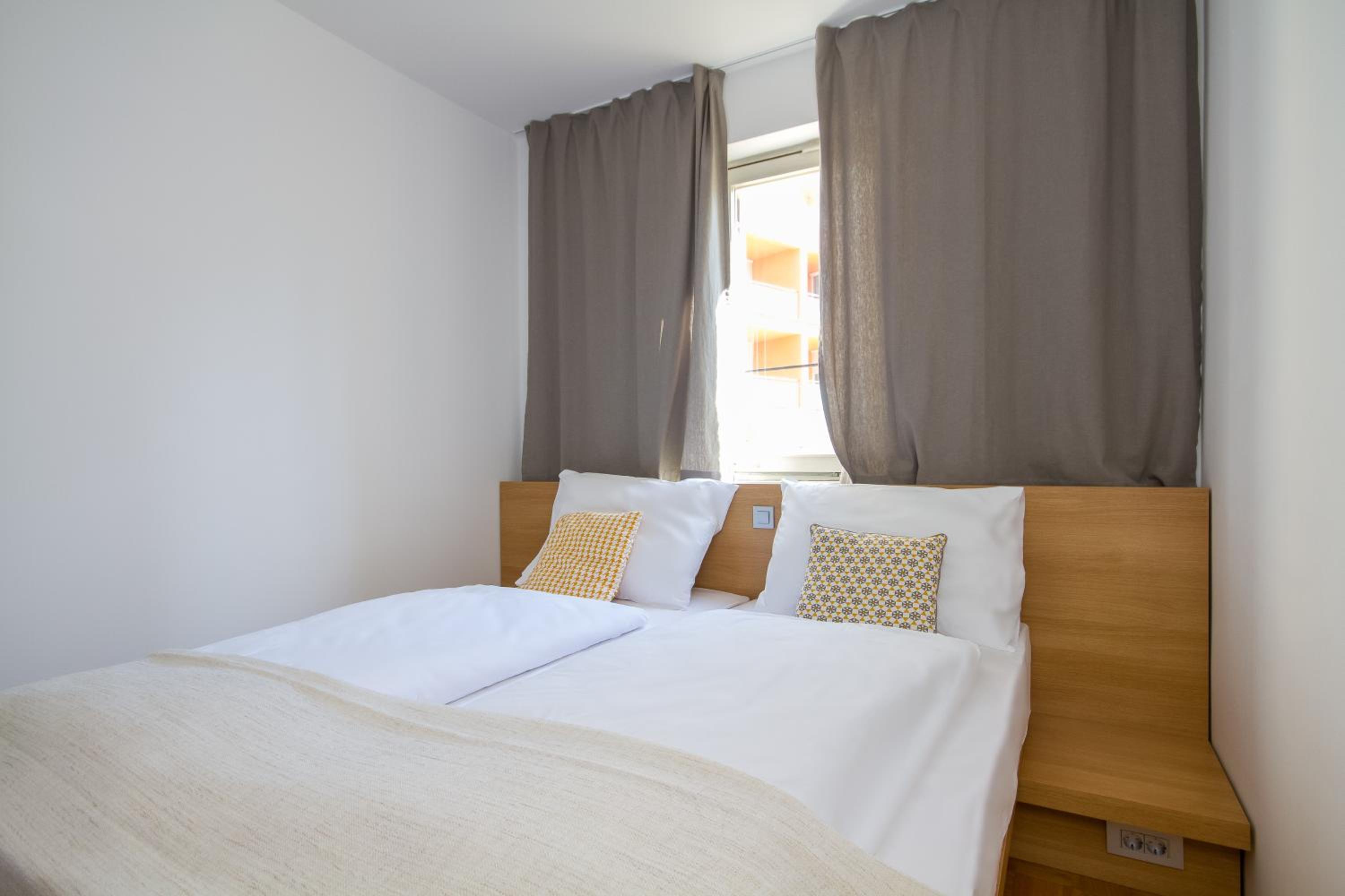 Two-Bedroom Apartment with Balcony and Garden View - Photo 11