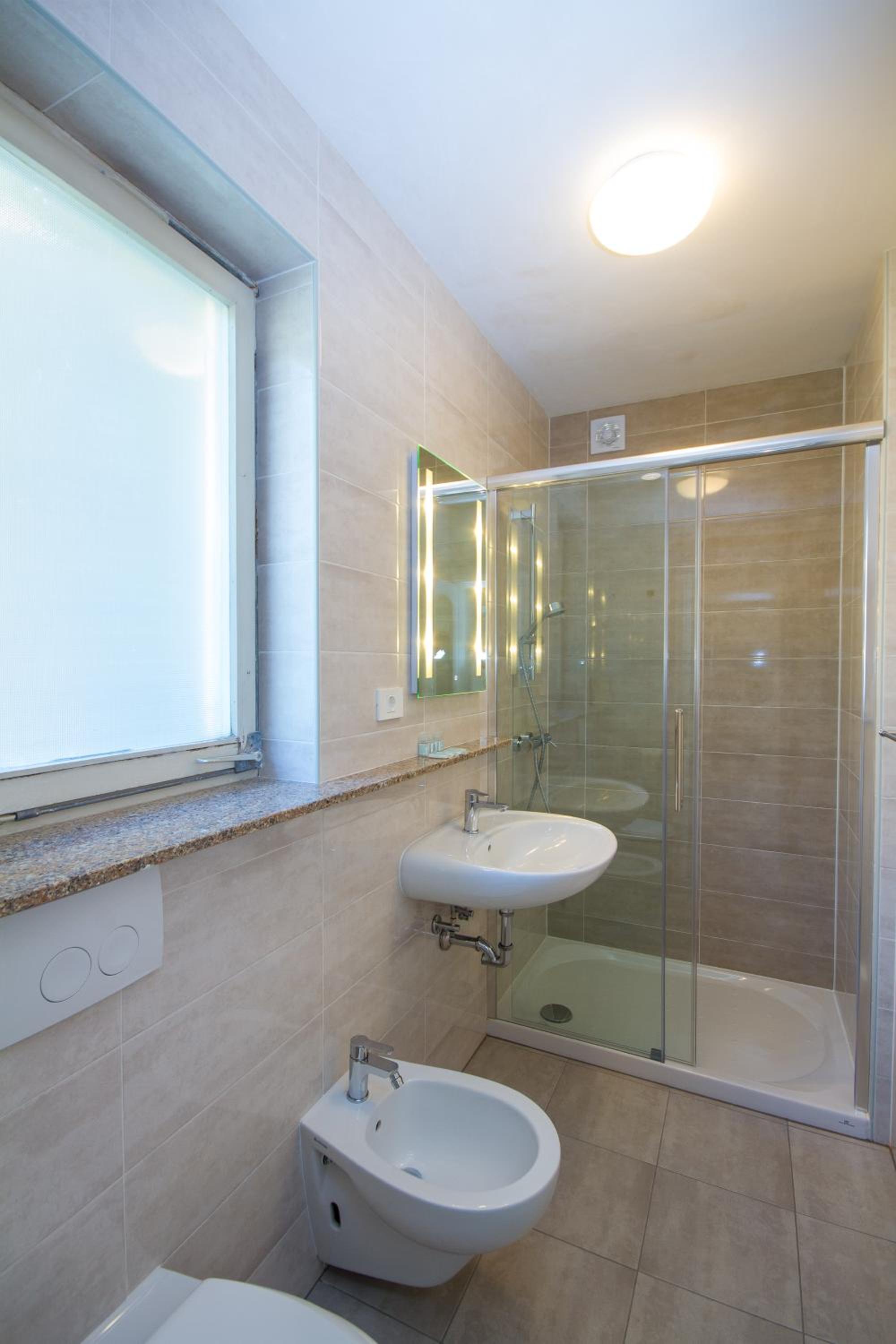 Two-Bedroom Apartment with Balcony and Garden View - Photo 12
