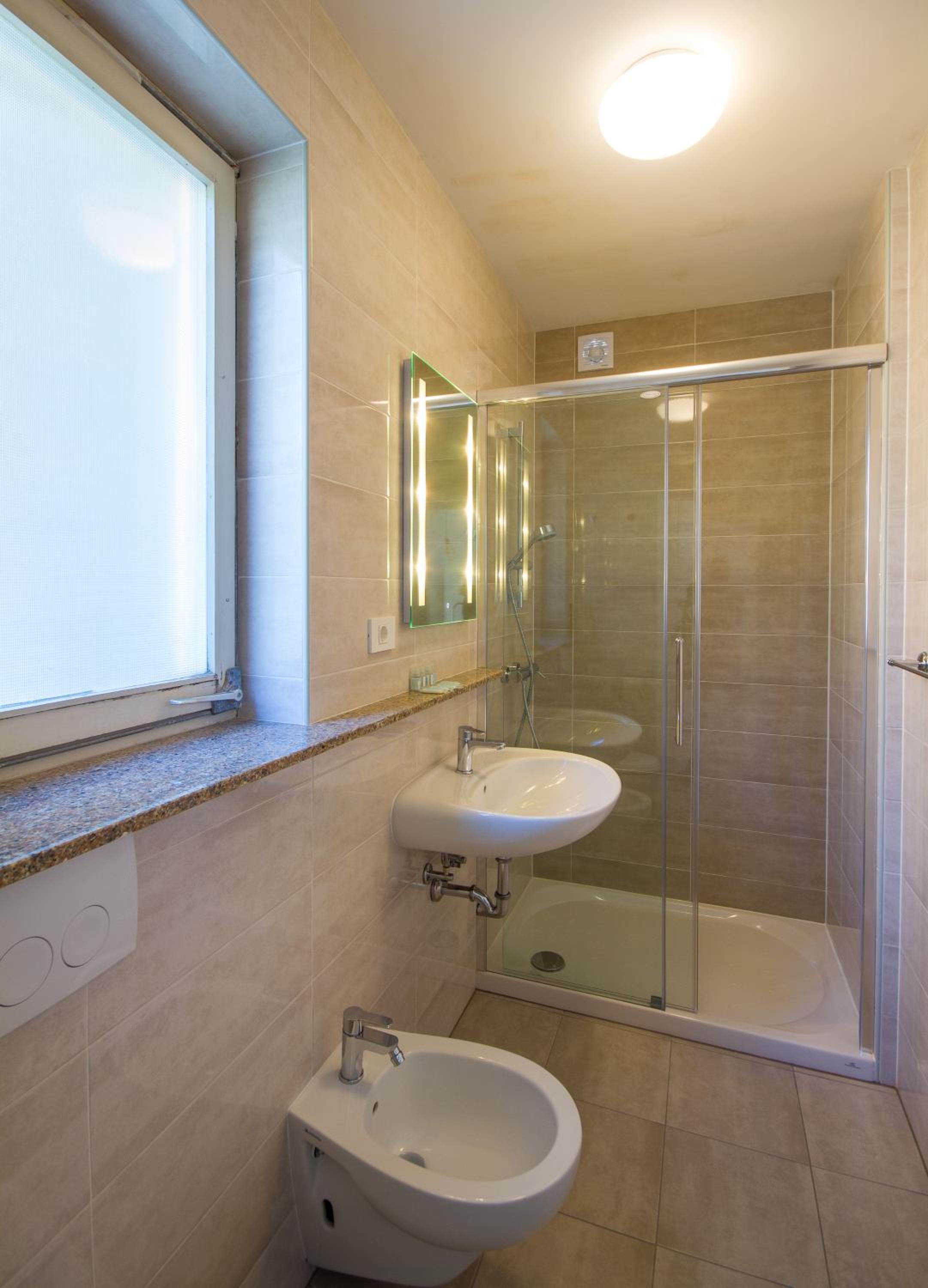 Two-Bedroom Apartment with Balcony and Garden View - Photo 13