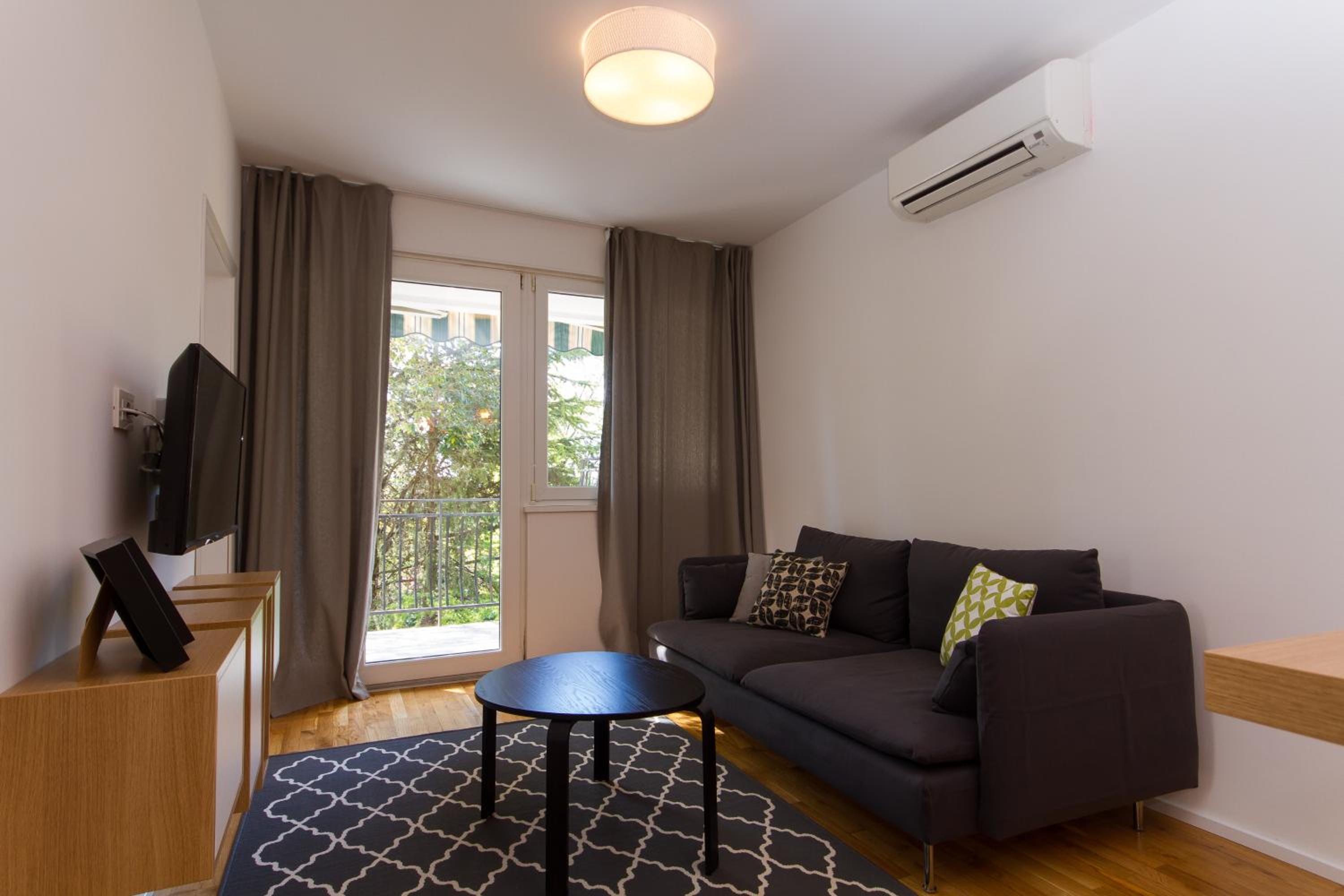 Two-Bedroom Apartment with Balcony and Garden View - Photo 16