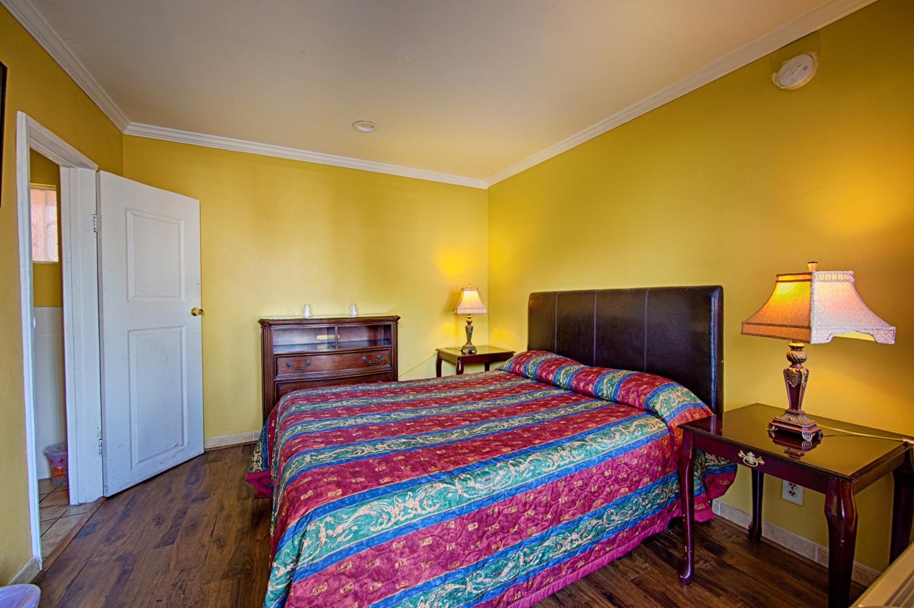 Deluxe Queen Room