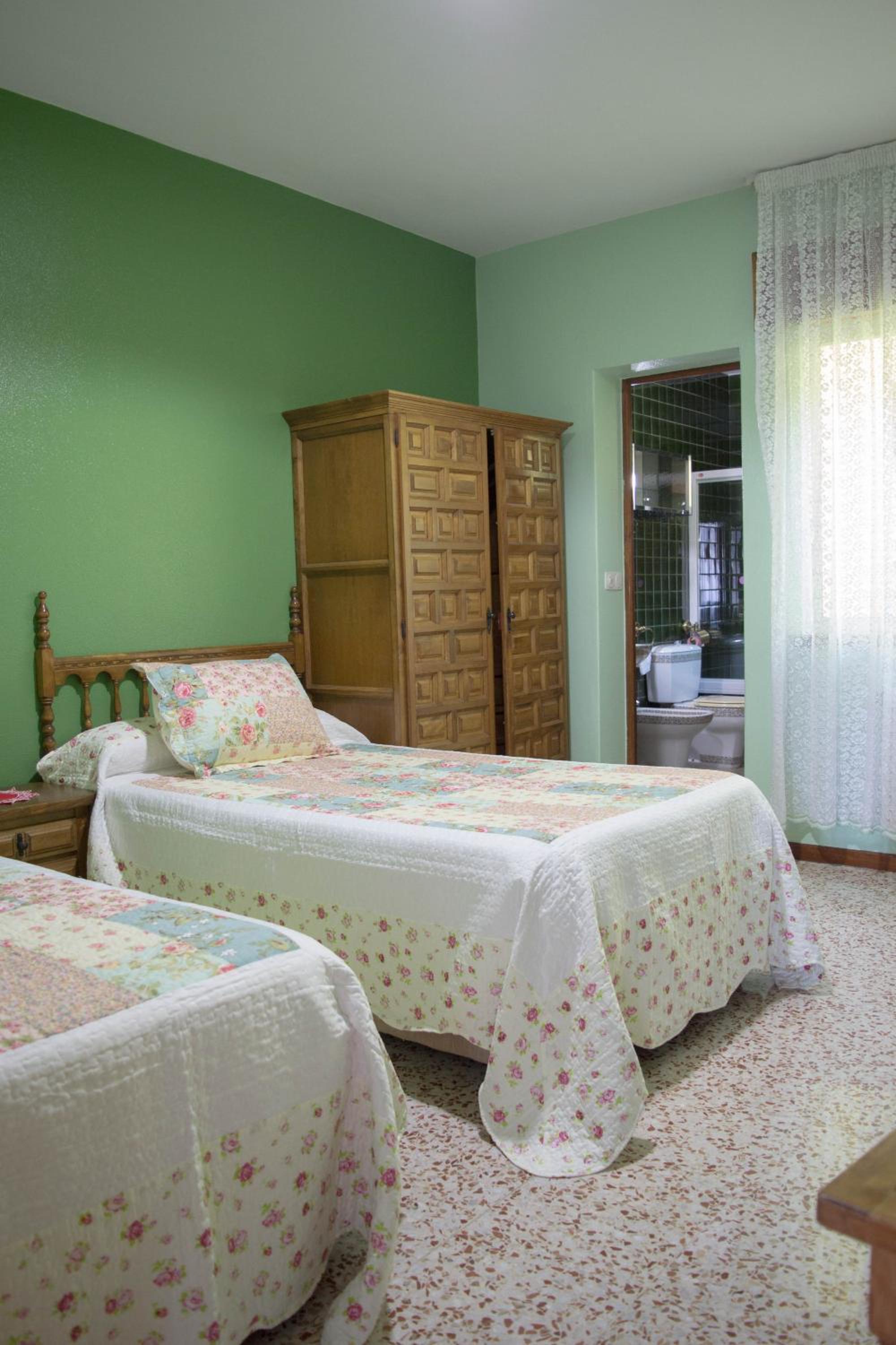 Economy Twin Room photo 2