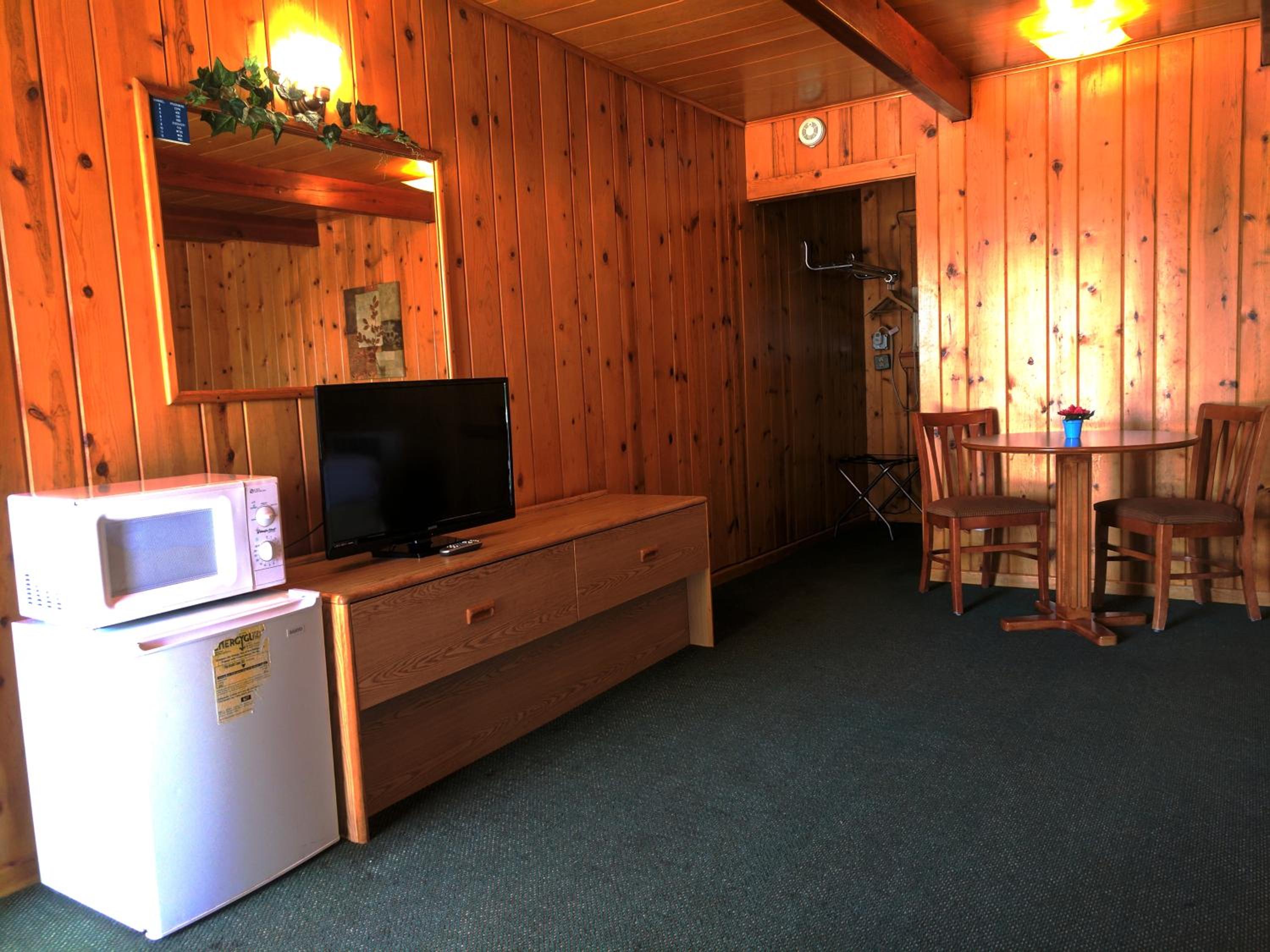 Double Queen Room - Non-Smoking - Photo 3