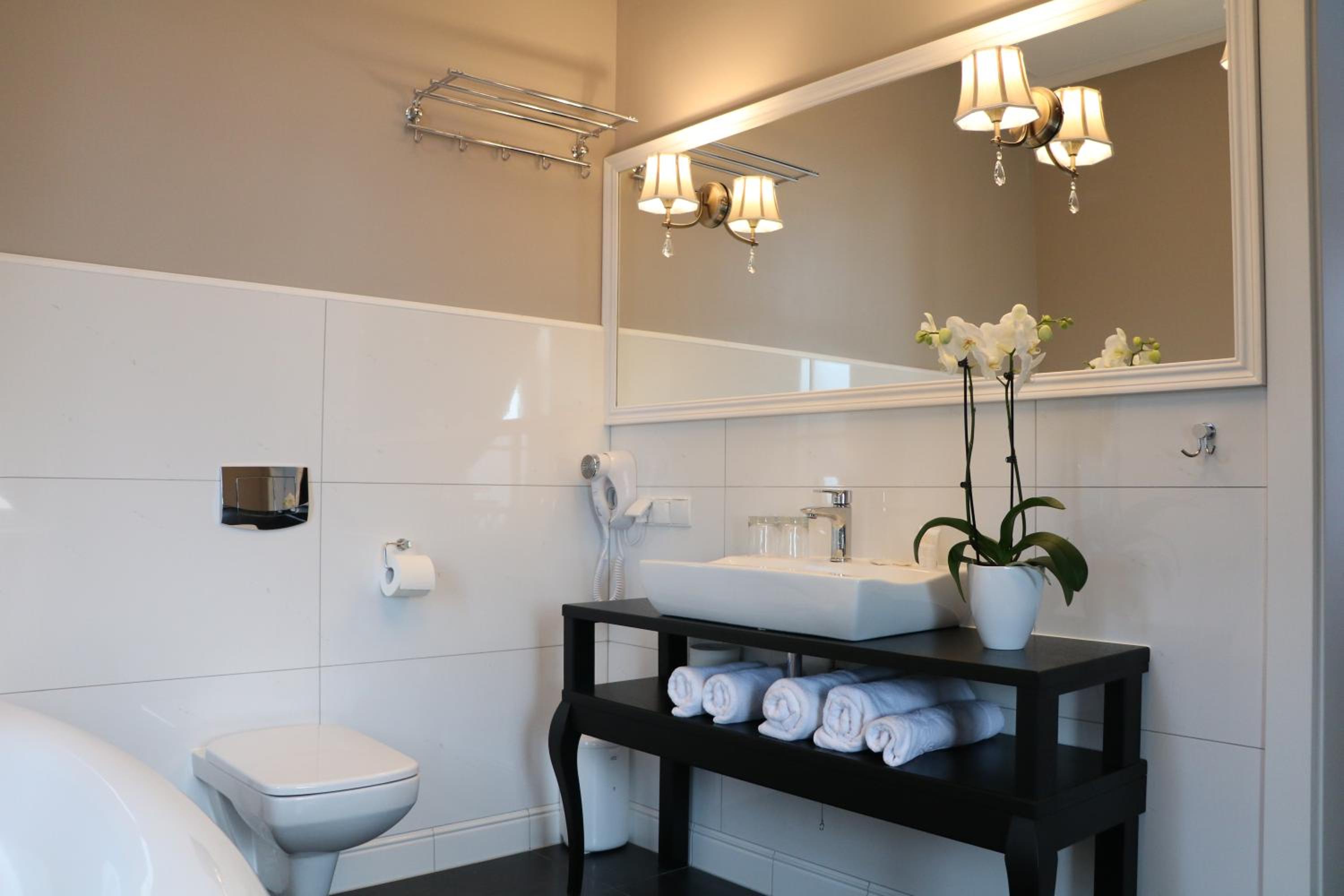 Deluxe Double Room with Bath - Photo 5