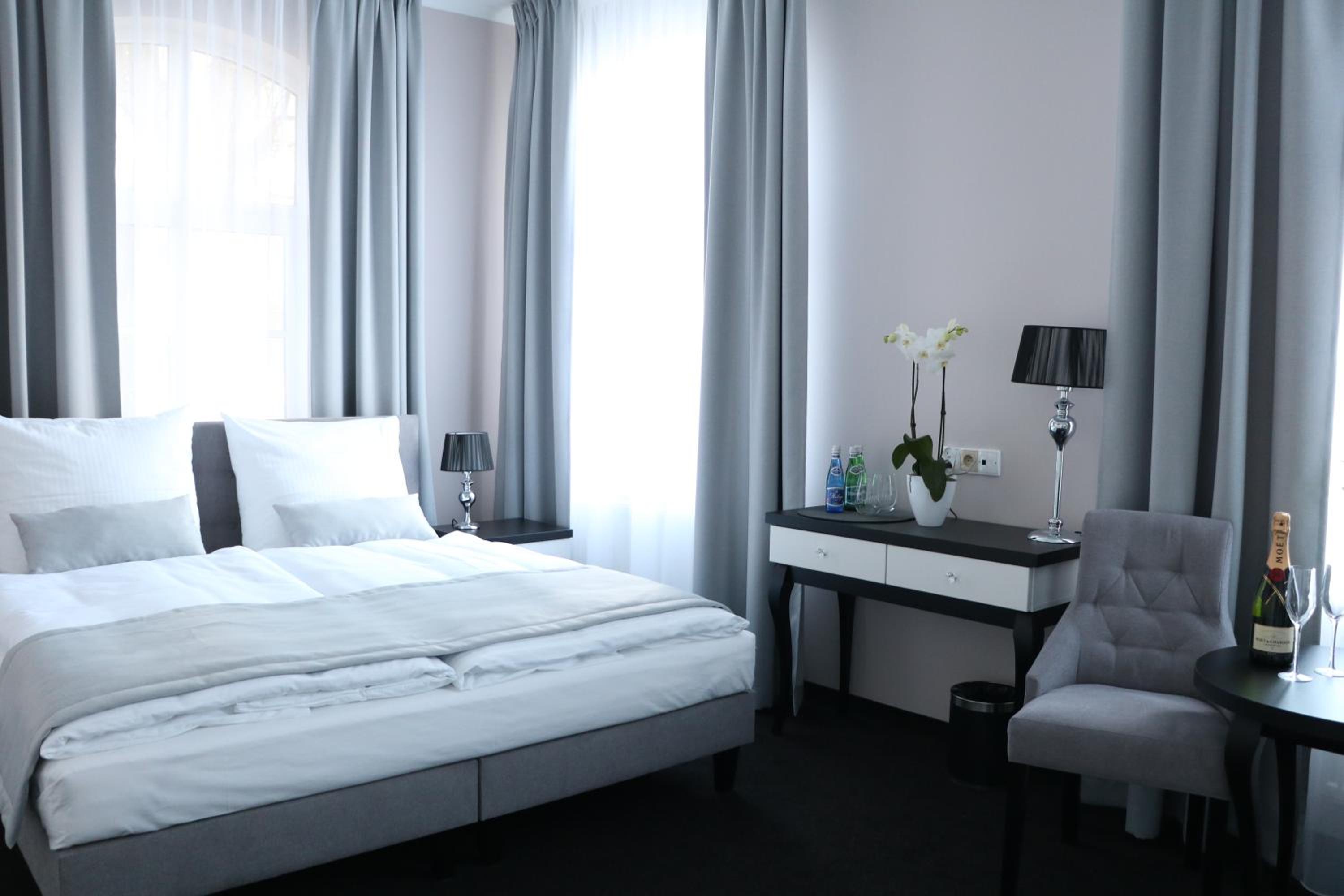 Deluxe Double Room with Bath - Photo 2