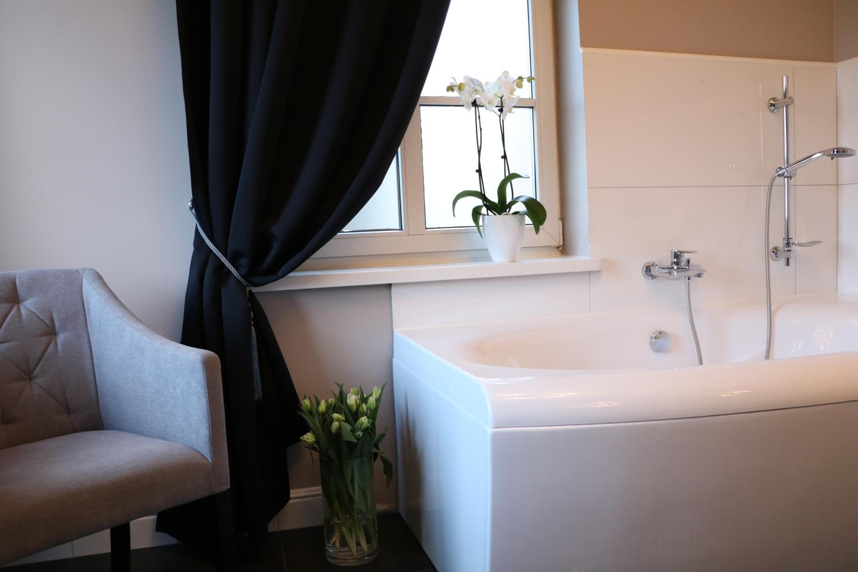 Deluxe Double Room with Bath - Photo 4