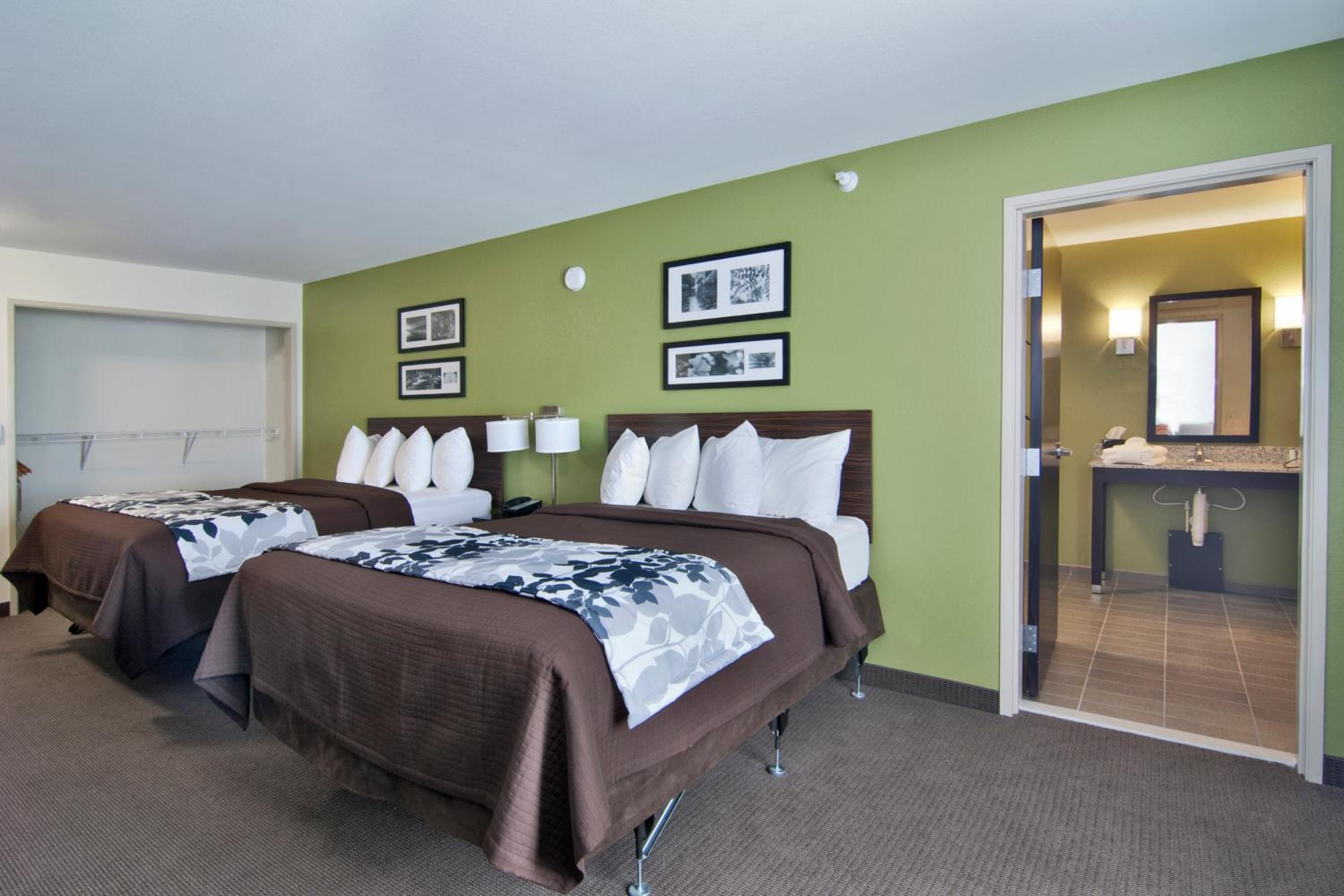 Queen Room with Two Queen Beds - Non-Smoking photo 3