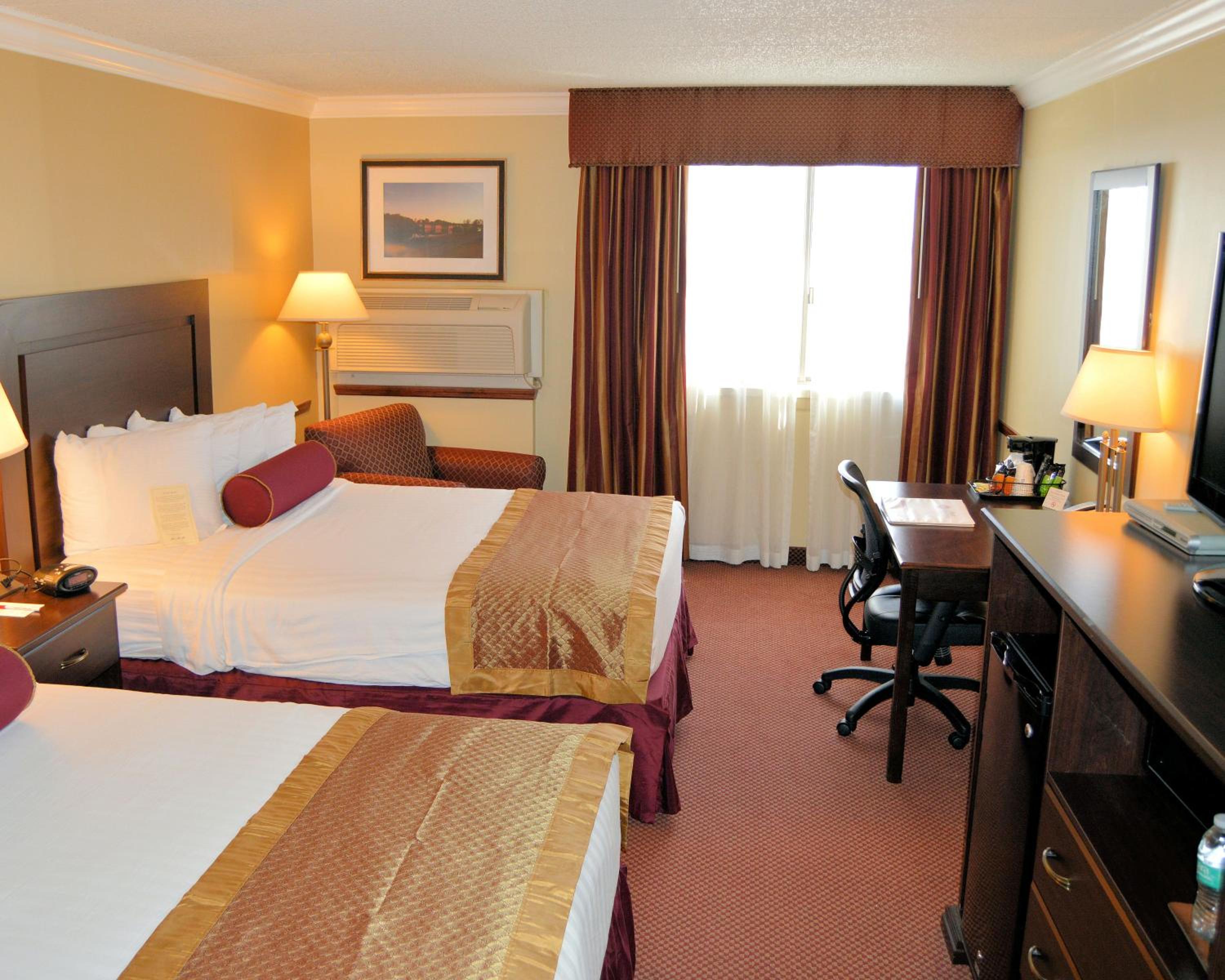 Queen Room with Two Queen Beds and Roll-In Shower - Disability Access/Non-Smoking photo 2