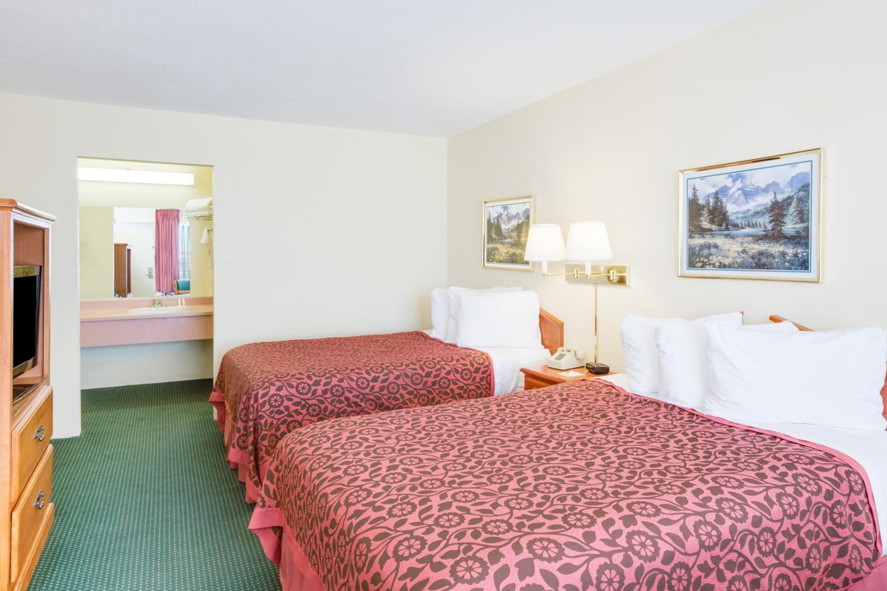 Double Room with Two Double Beds - Smoking photo 1