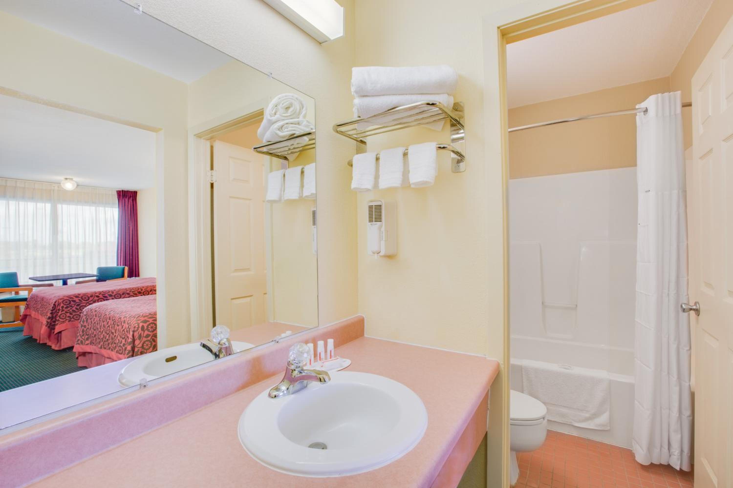 Double Room with Two Double Beds - Smoking photo 2