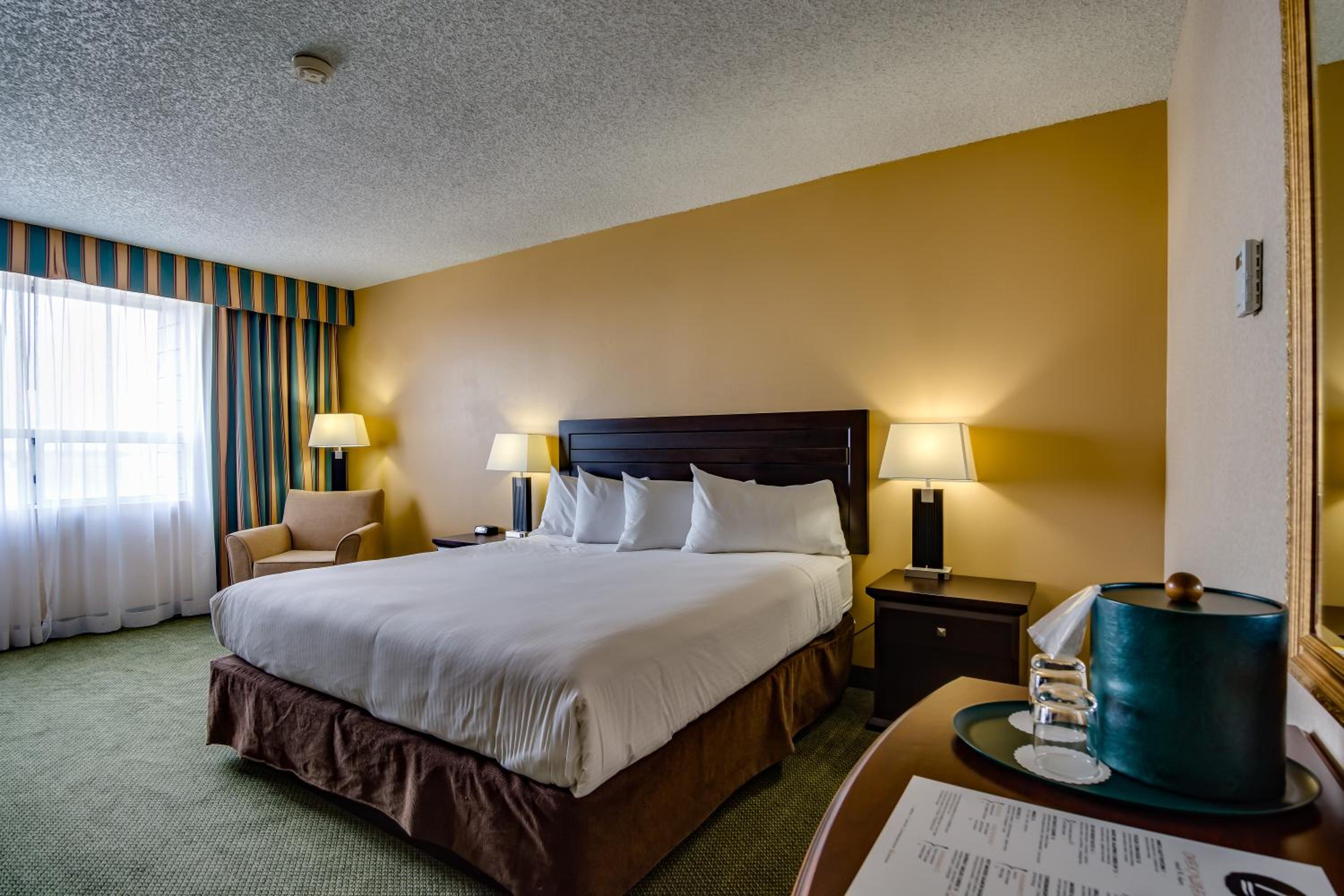 Standard King Room - Photo 5