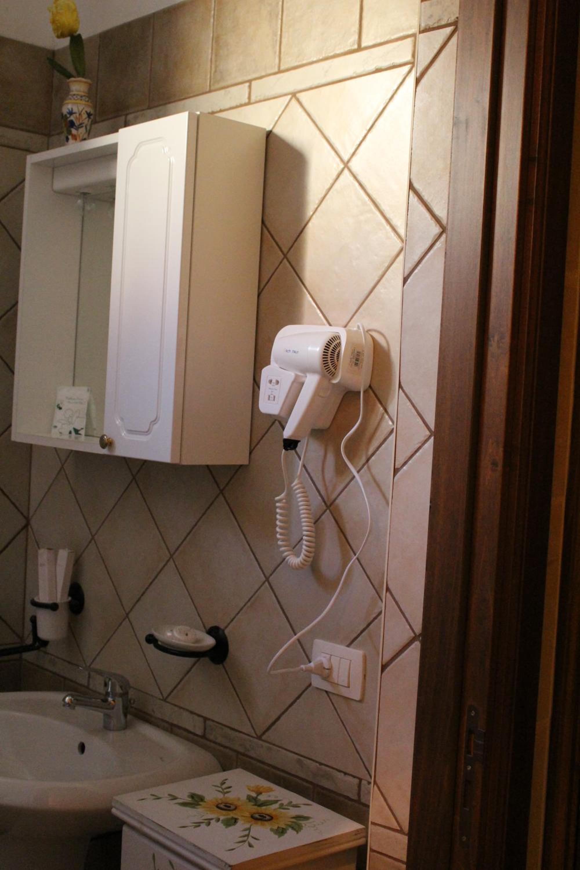 Double or Twin Room with Bathroom - Photo 11