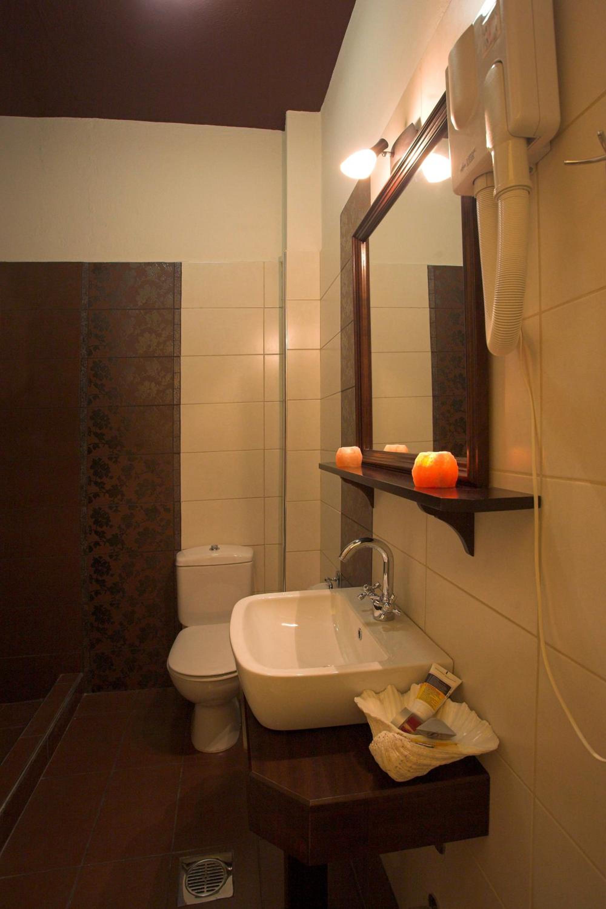 Double Room with Balcony - Photo 3
