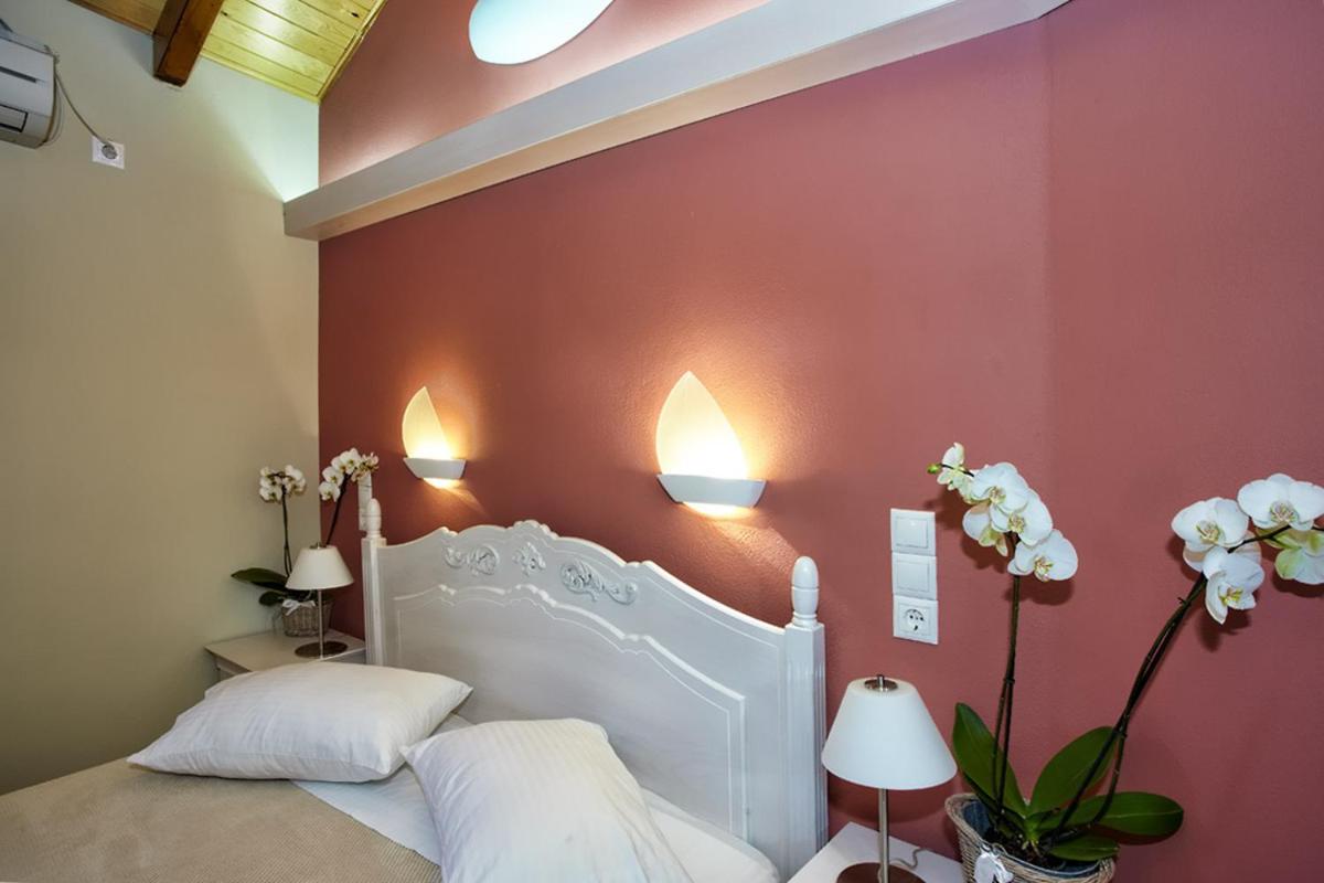 Attic One Bedroom Apartment  (2 Adults + 2 Children) photo 3
