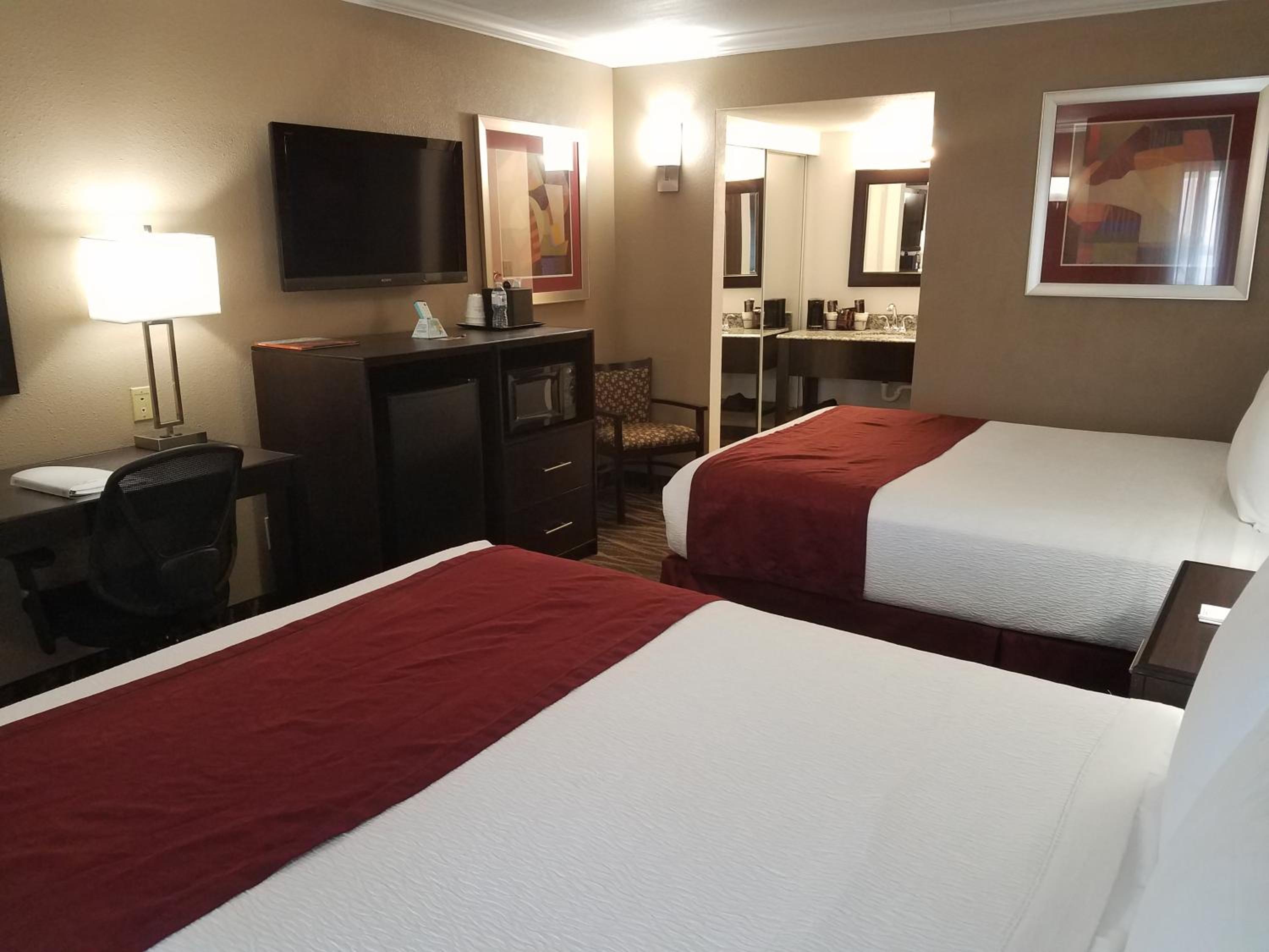 Queen Room with Two Queen Beds - Non-Smoking - Photo 5