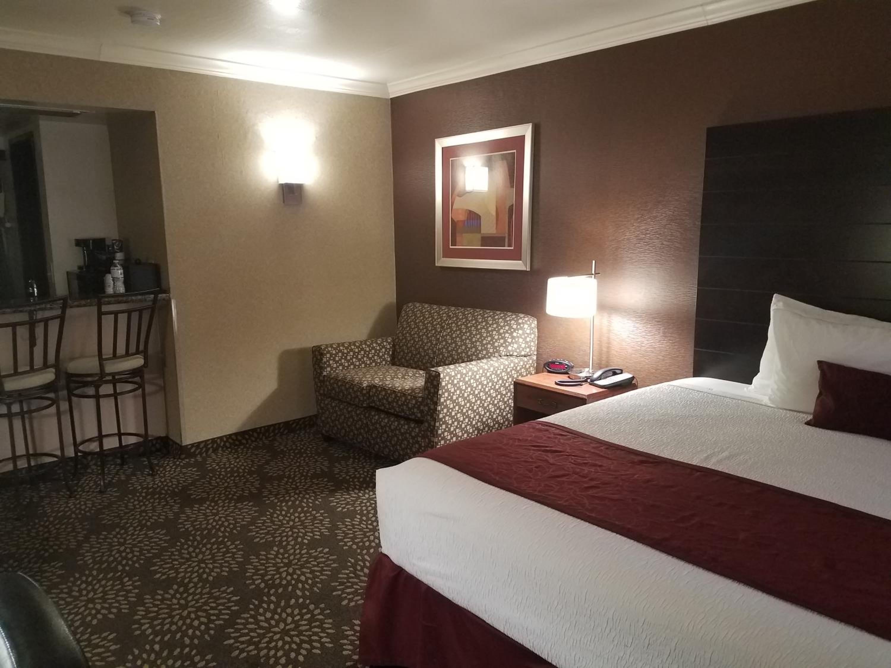King Room - Non-Smoking - Photo 5