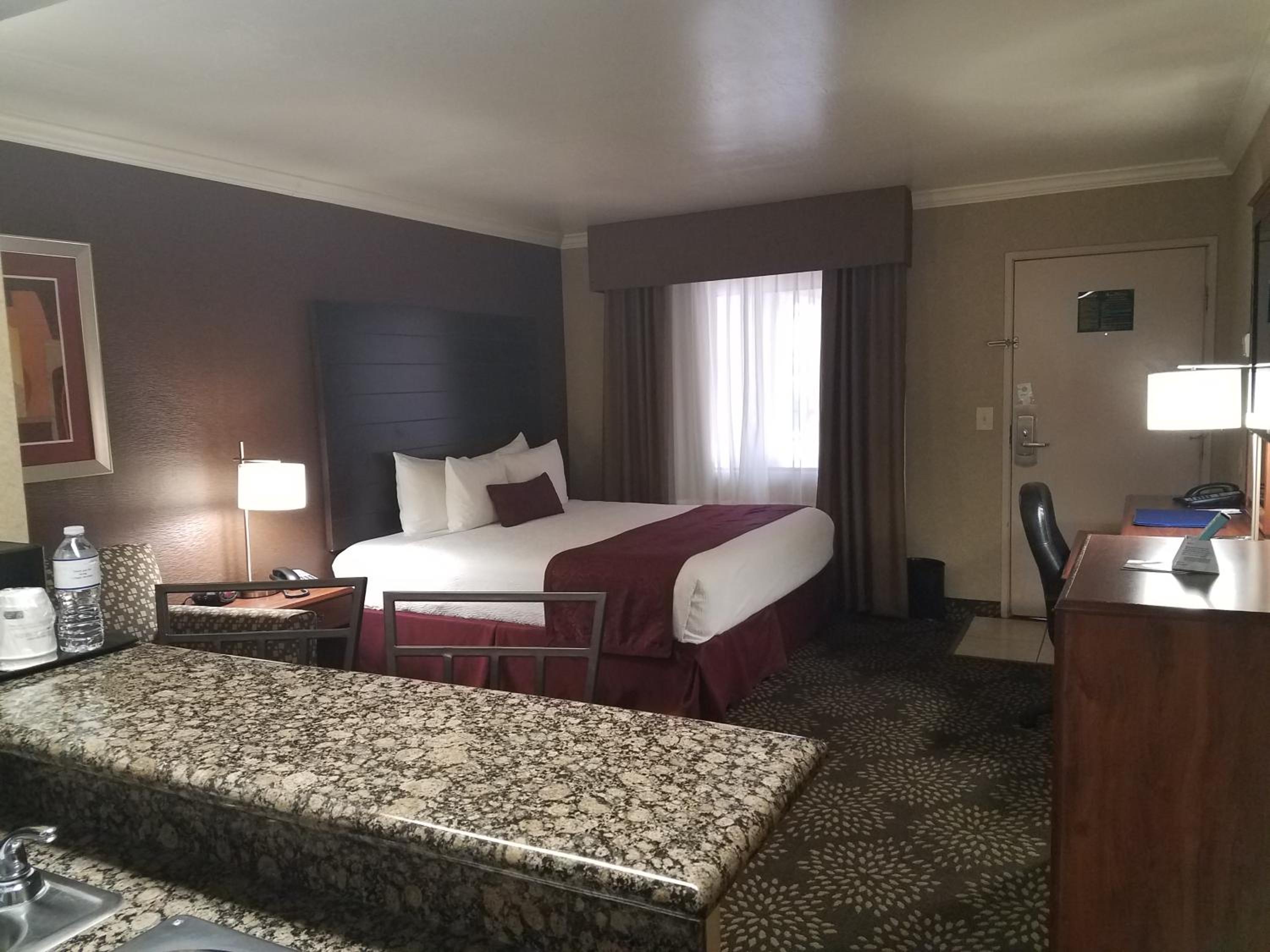 King Room - Non-Smoking - Photo 2