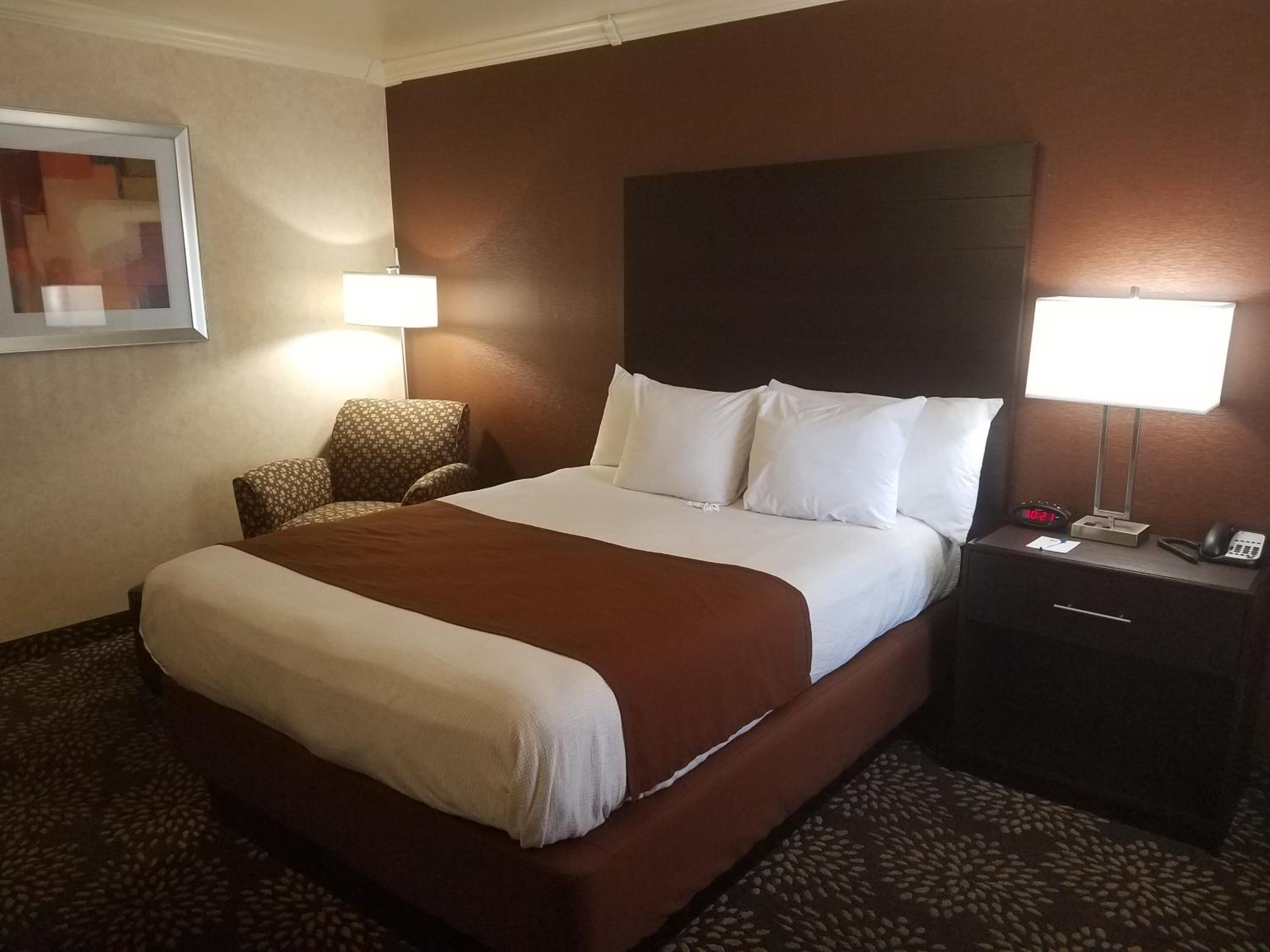 Queen Room with Walk-In Shower - Disability Access - Photo 4