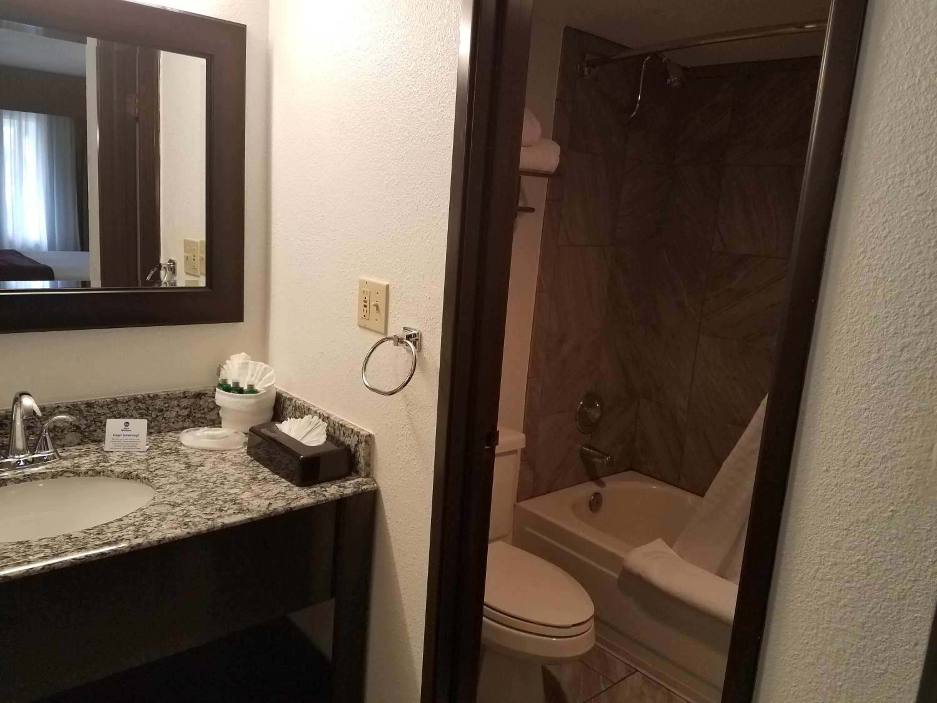 Queen Room with Two Queen Beds - Non-Smoking - Photo 6