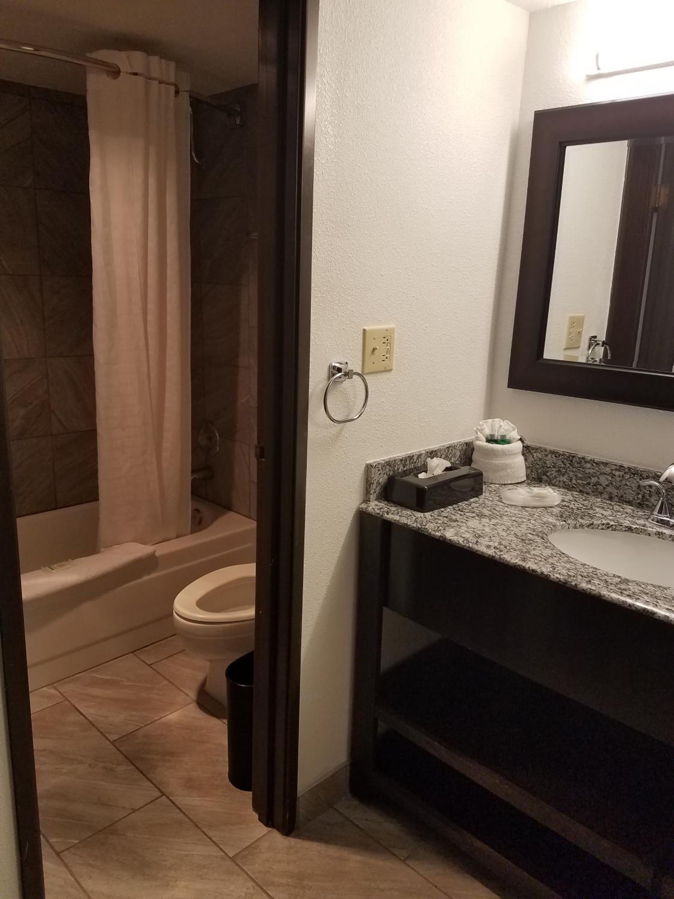 King Room - Non-Smoking photo 2