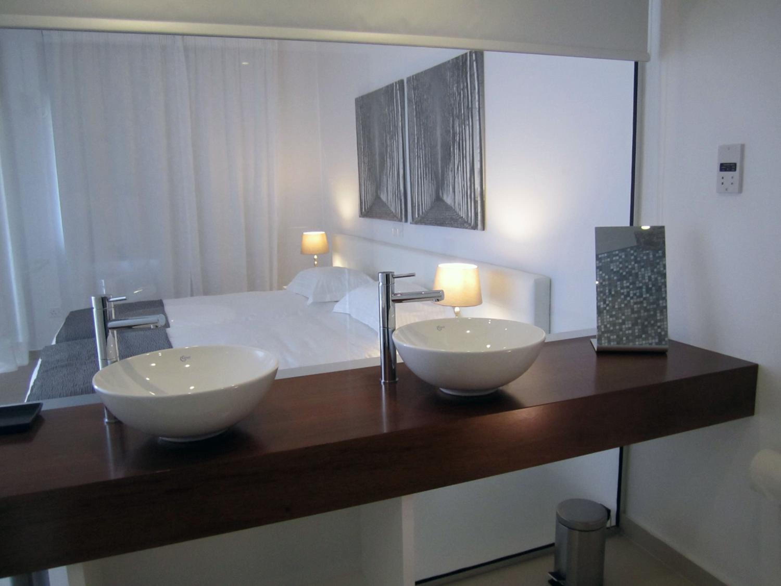 One-Bedroom Suite - Photo 6