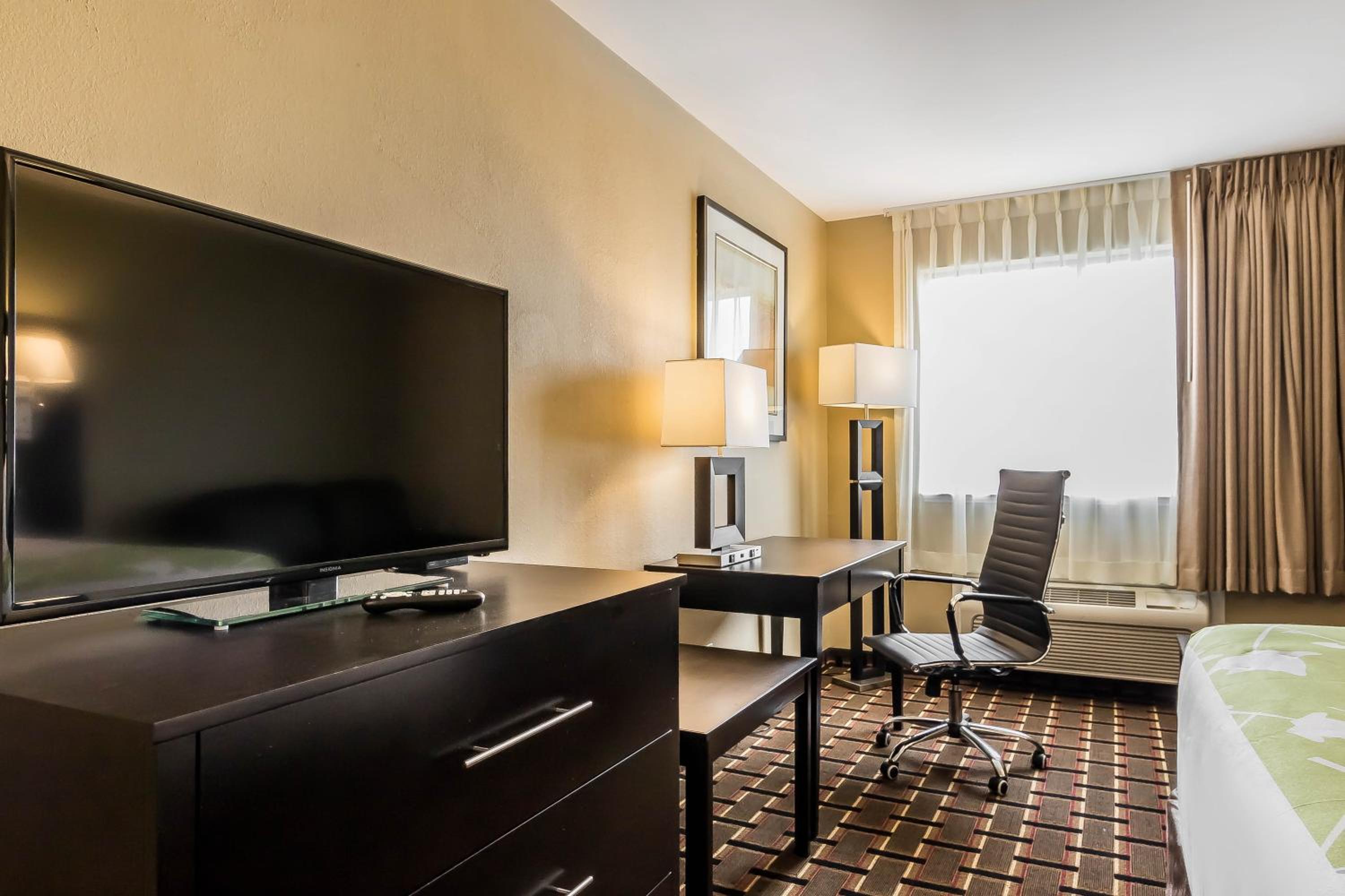 Standard King Room - Non-Smoking  photo 2