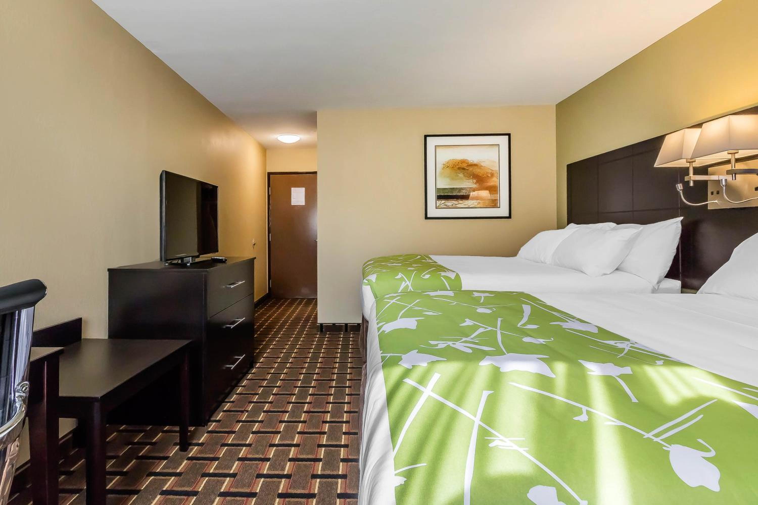 Queen Room with Two Queen Beds - Non-Smoking photo 1