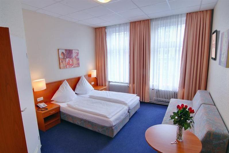 Double Room (1 Adult)