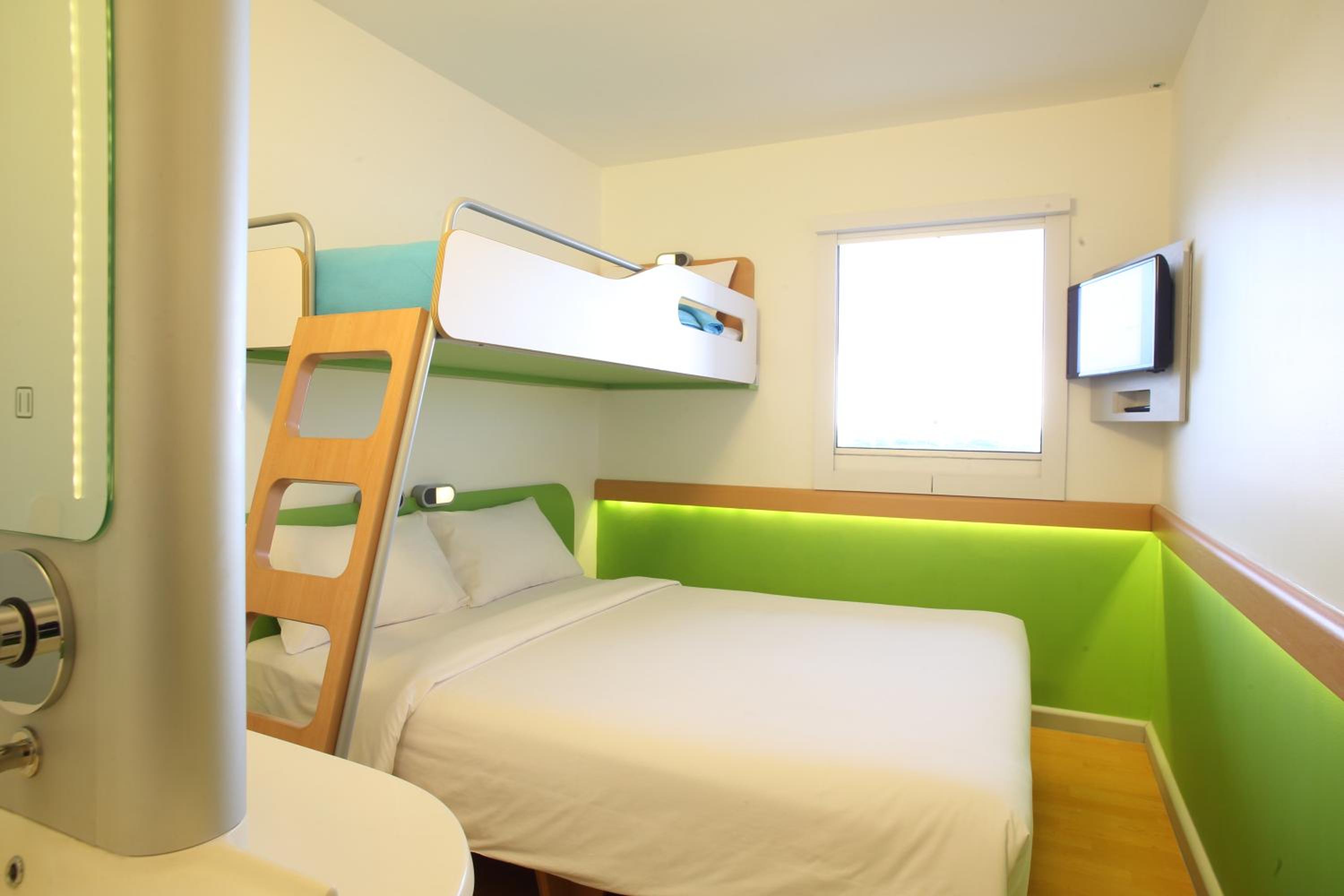 Standard Queen Room with Bunk Bed - Photo 6