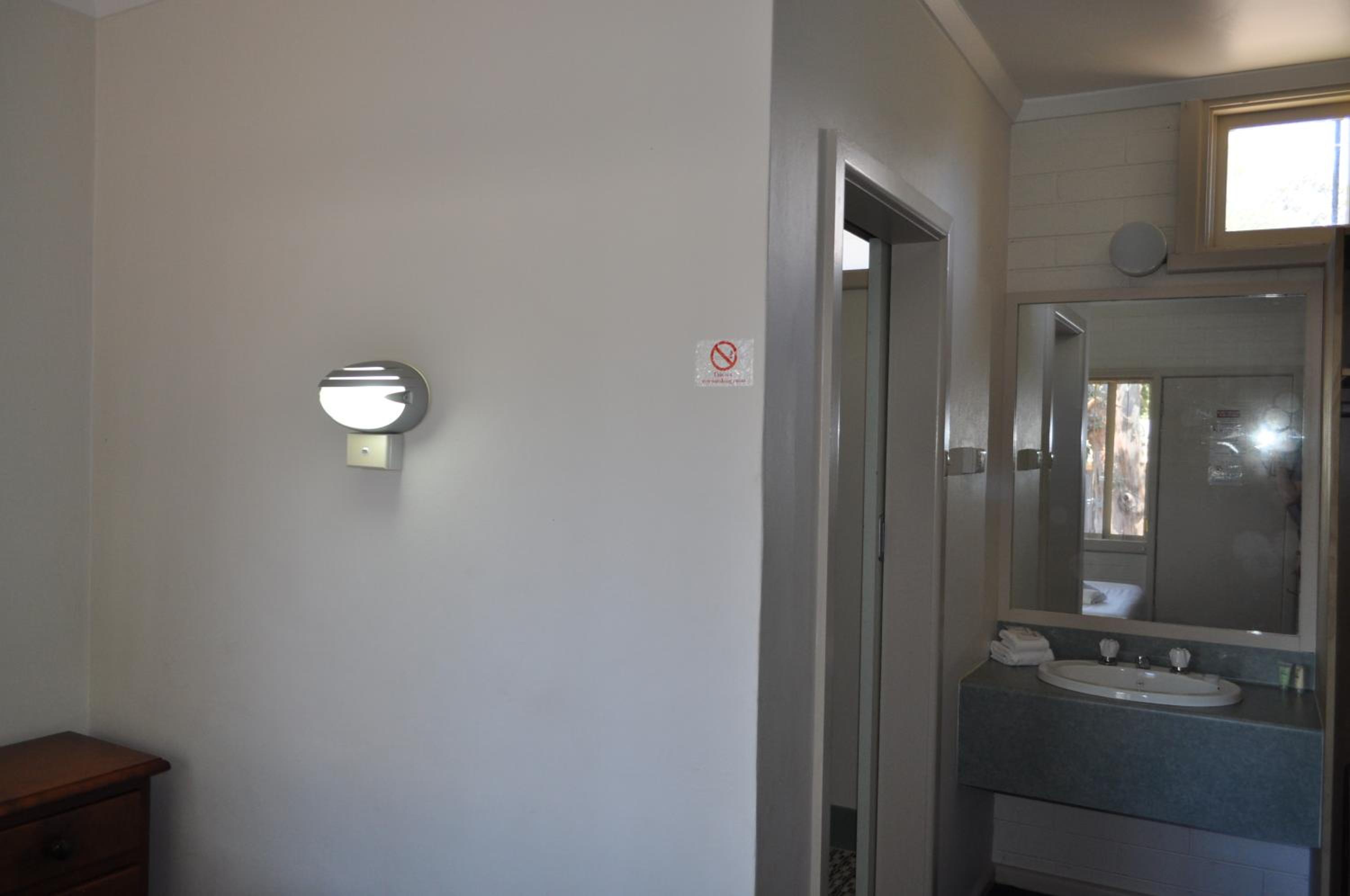 Motel Budget Studio (Sleeps 3) photo 3