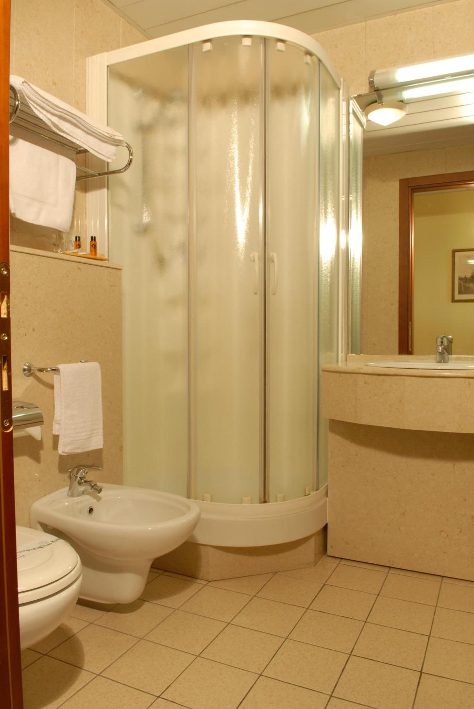 Double Room with French Bed - Photo 5