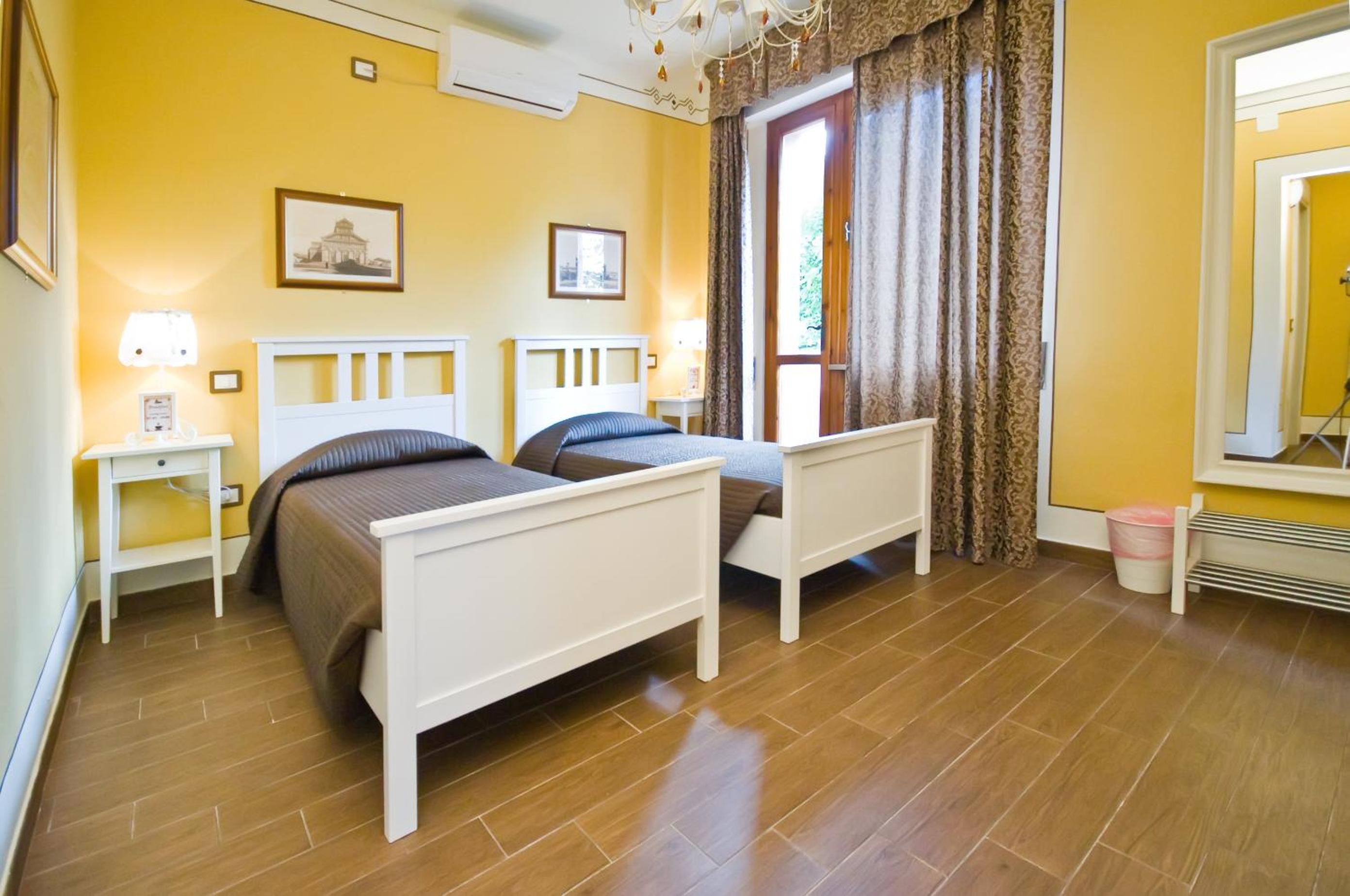 Quarto Quádruplo Económico - Edifício Separado