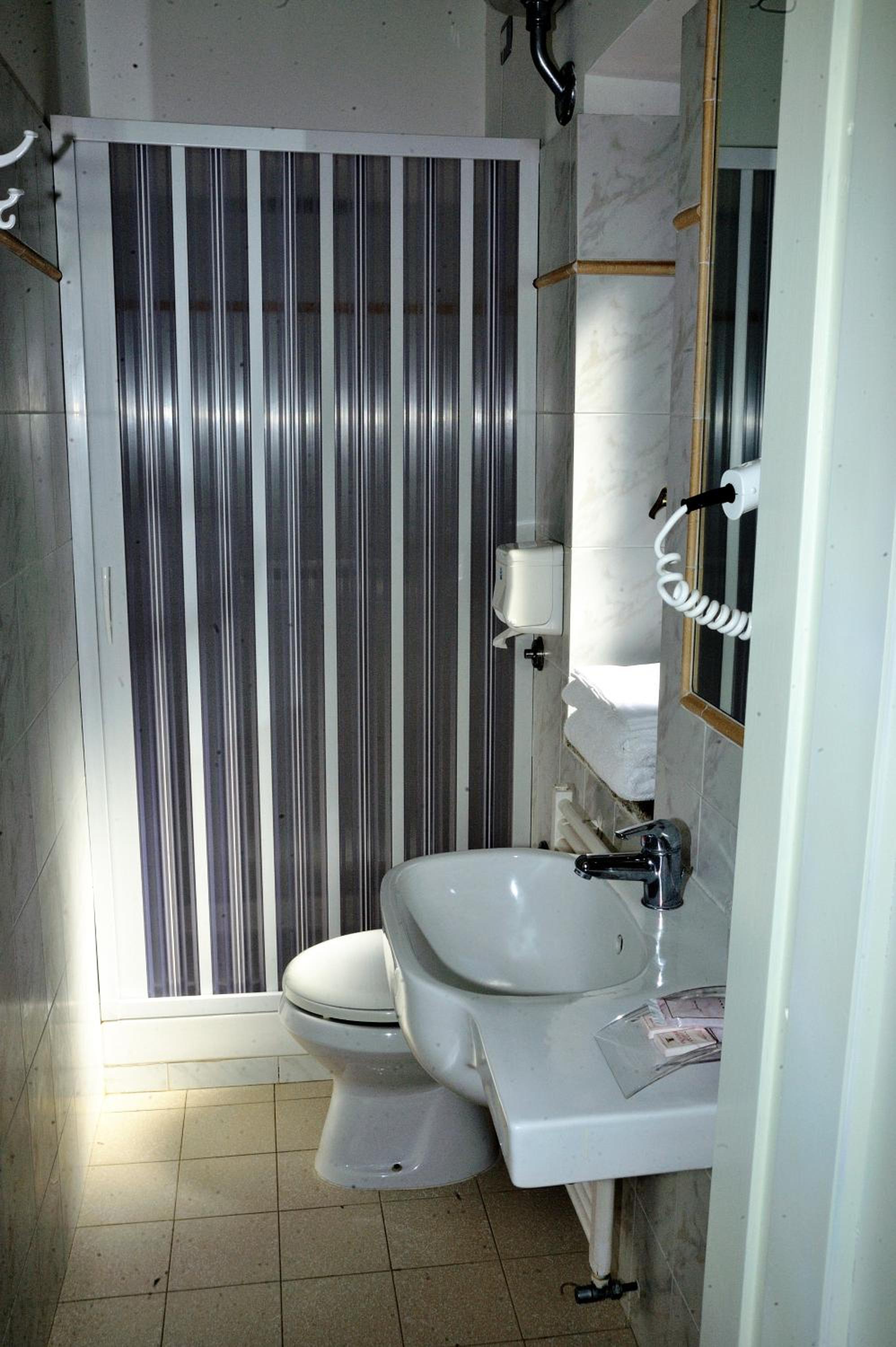 Double Room - Photo 7