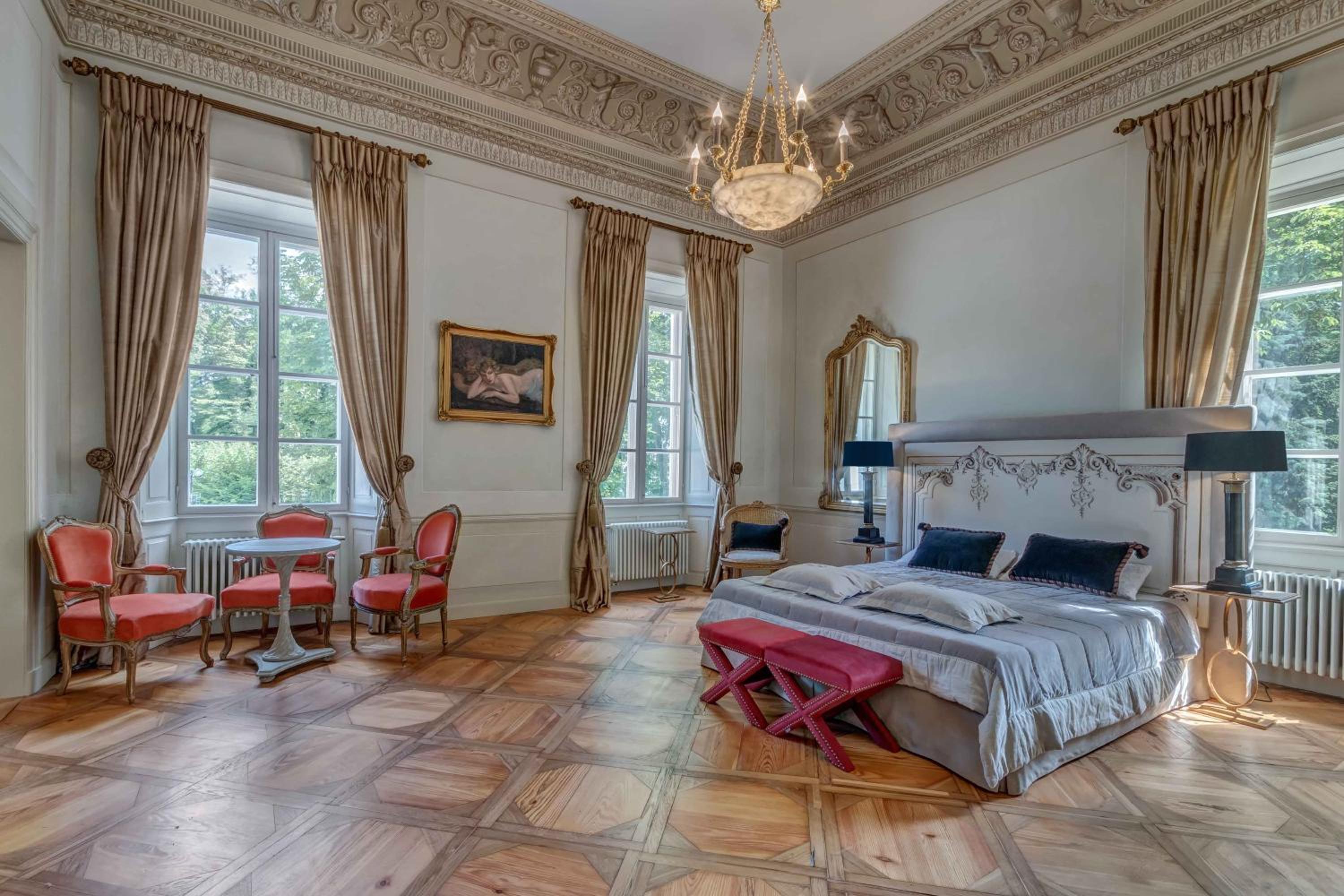 Deluxe King Suite photo 1