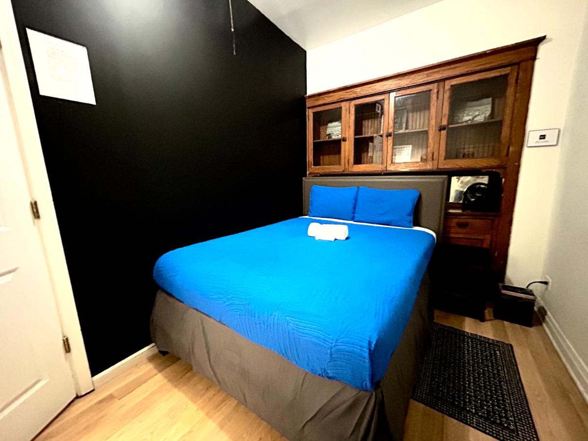 Queen room with Shared bathroom