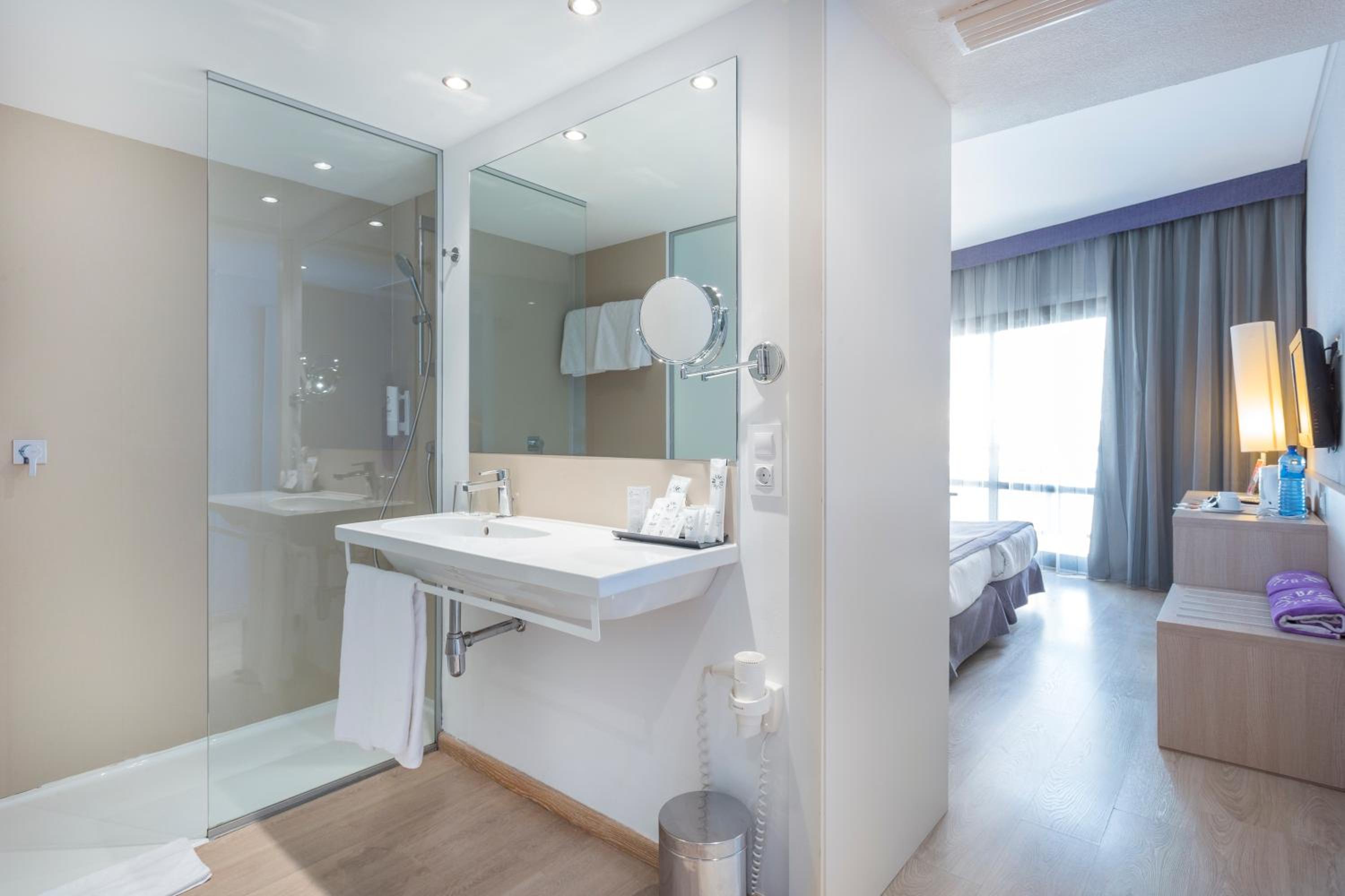 Superior Double Or Twin Room With Sea View - Photo 2