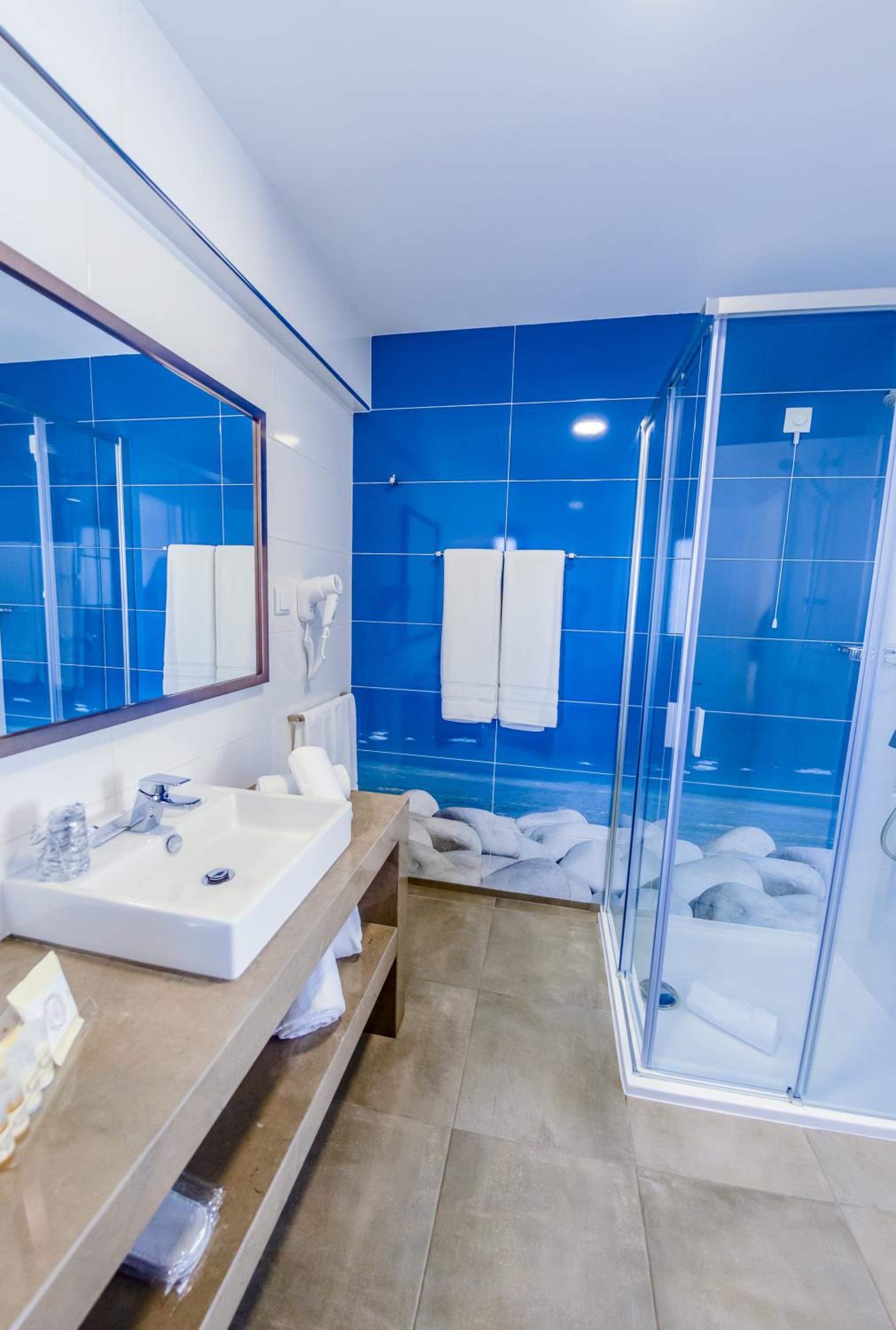 Standard Double or Twin Room with Balcony and Pool View photo 3
