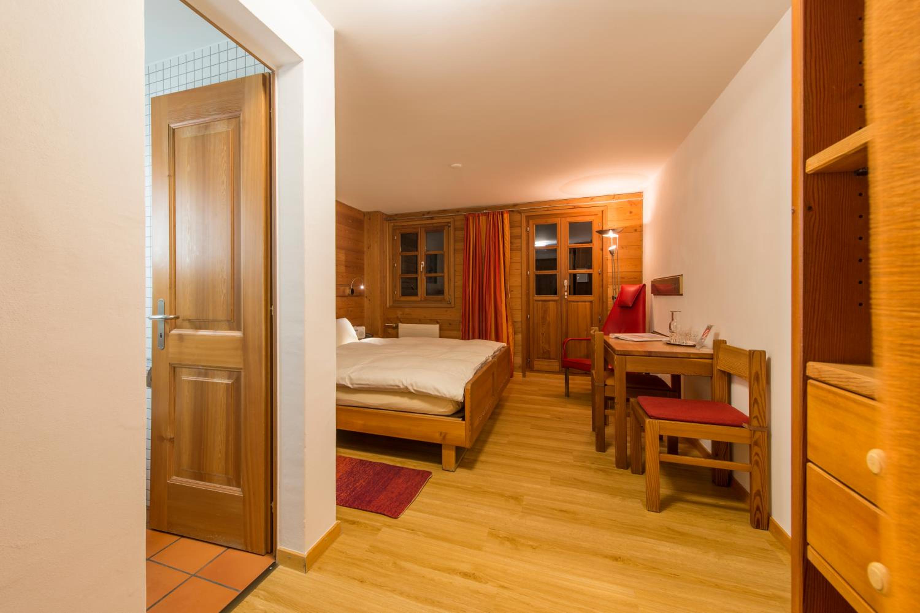 Double Room with Balcony - Photo 12