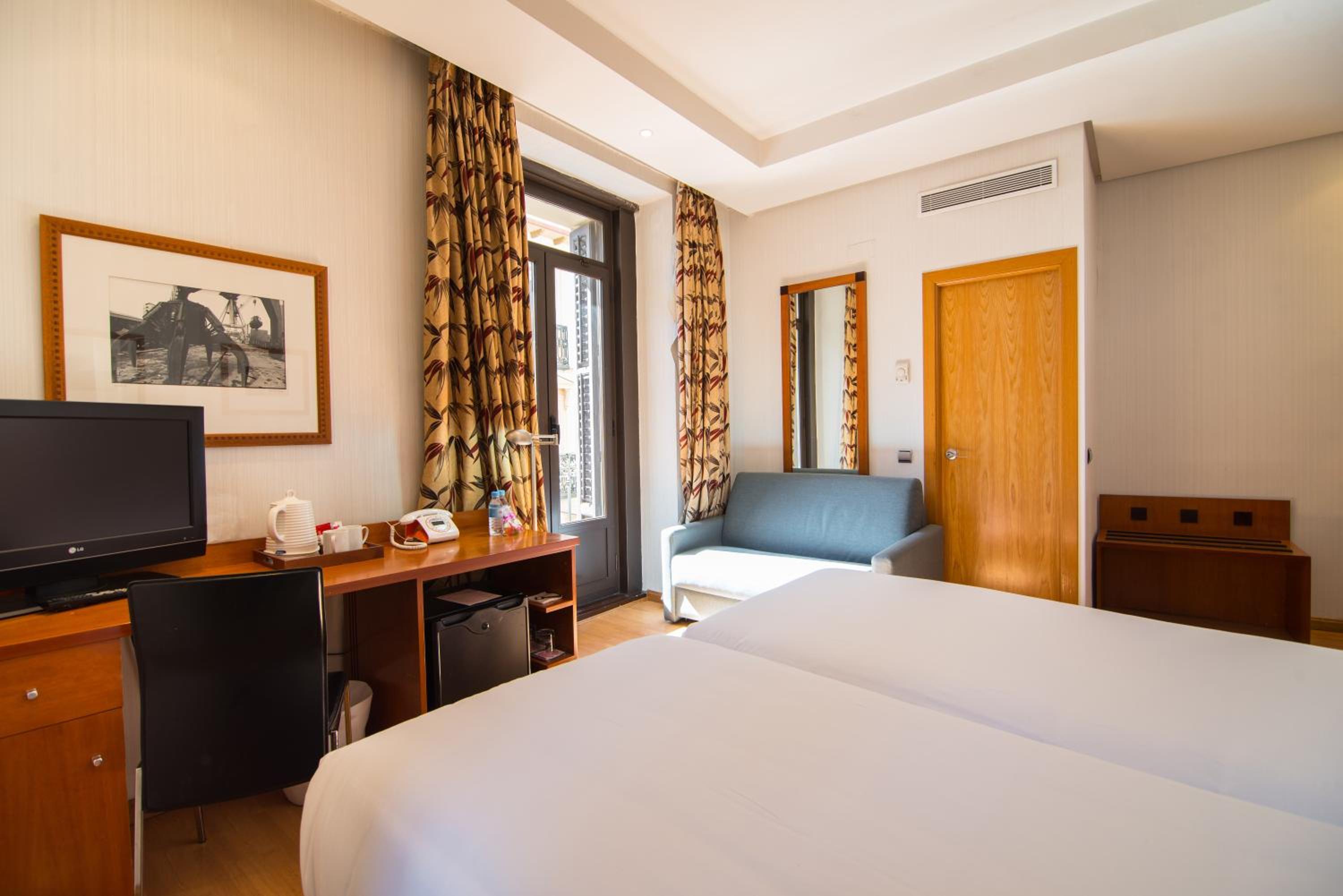 Double Room with View - Photo 3