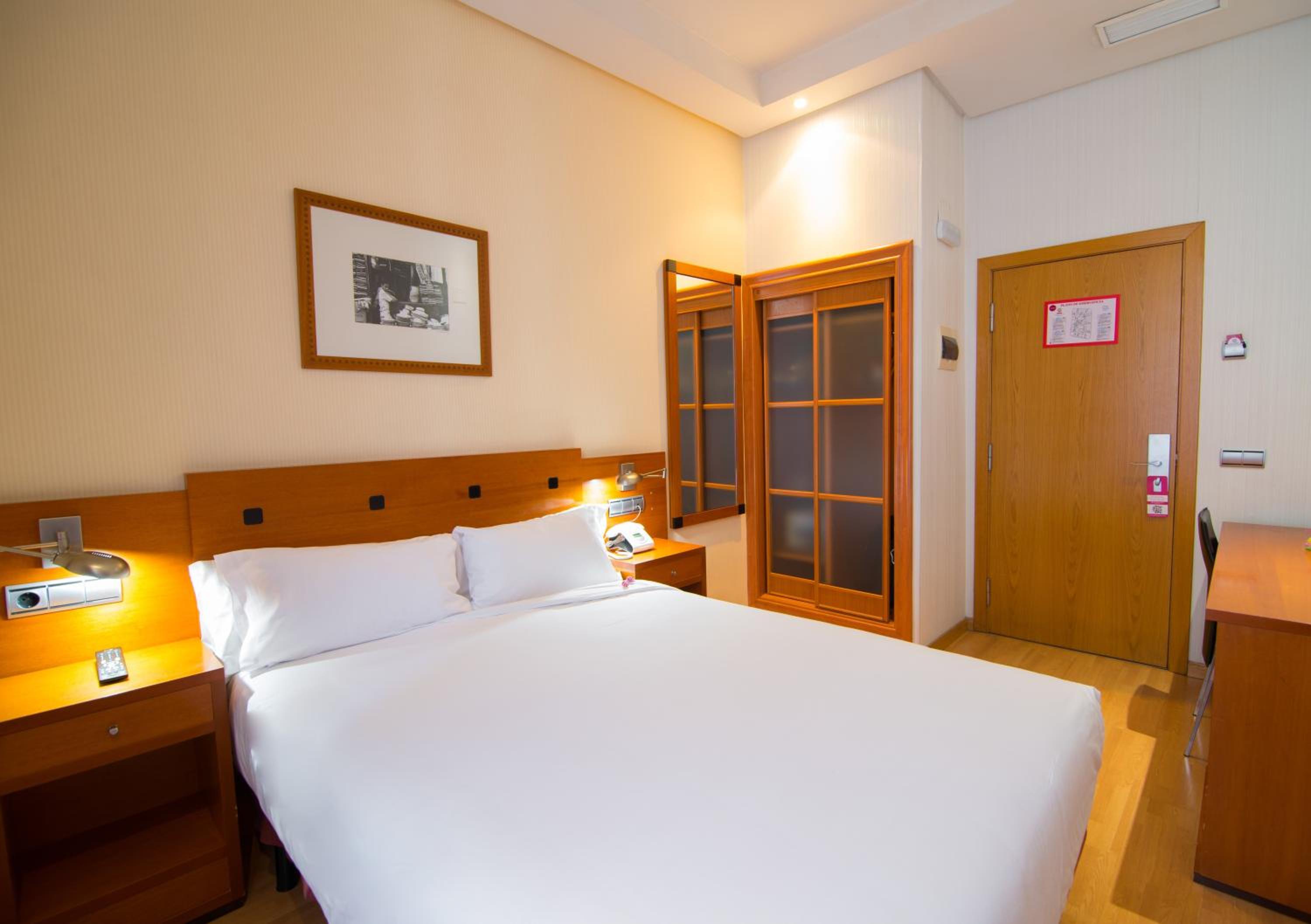 Double or Twin Room - Photo 3
