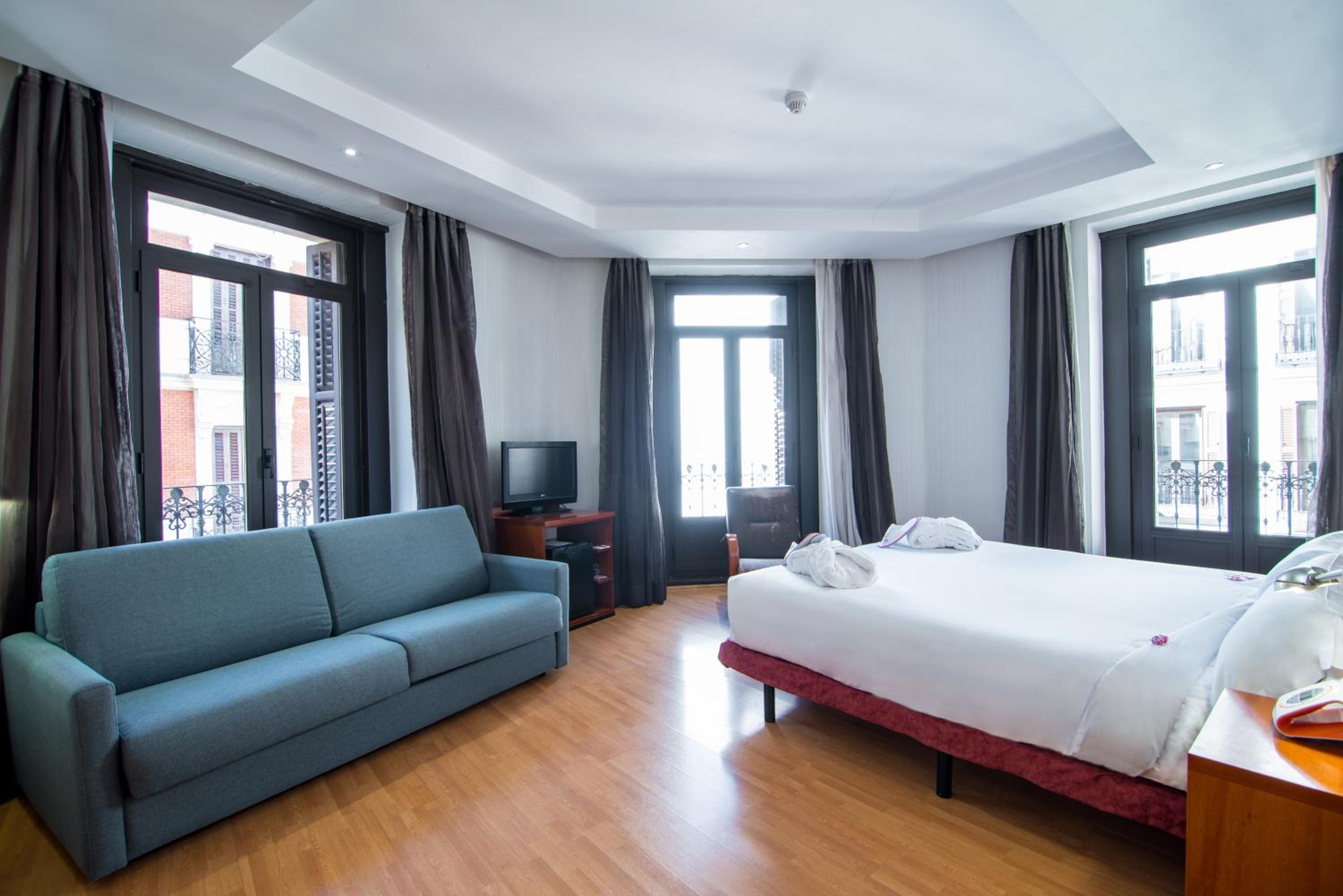 Deluxe King Room with City View - Photo 1