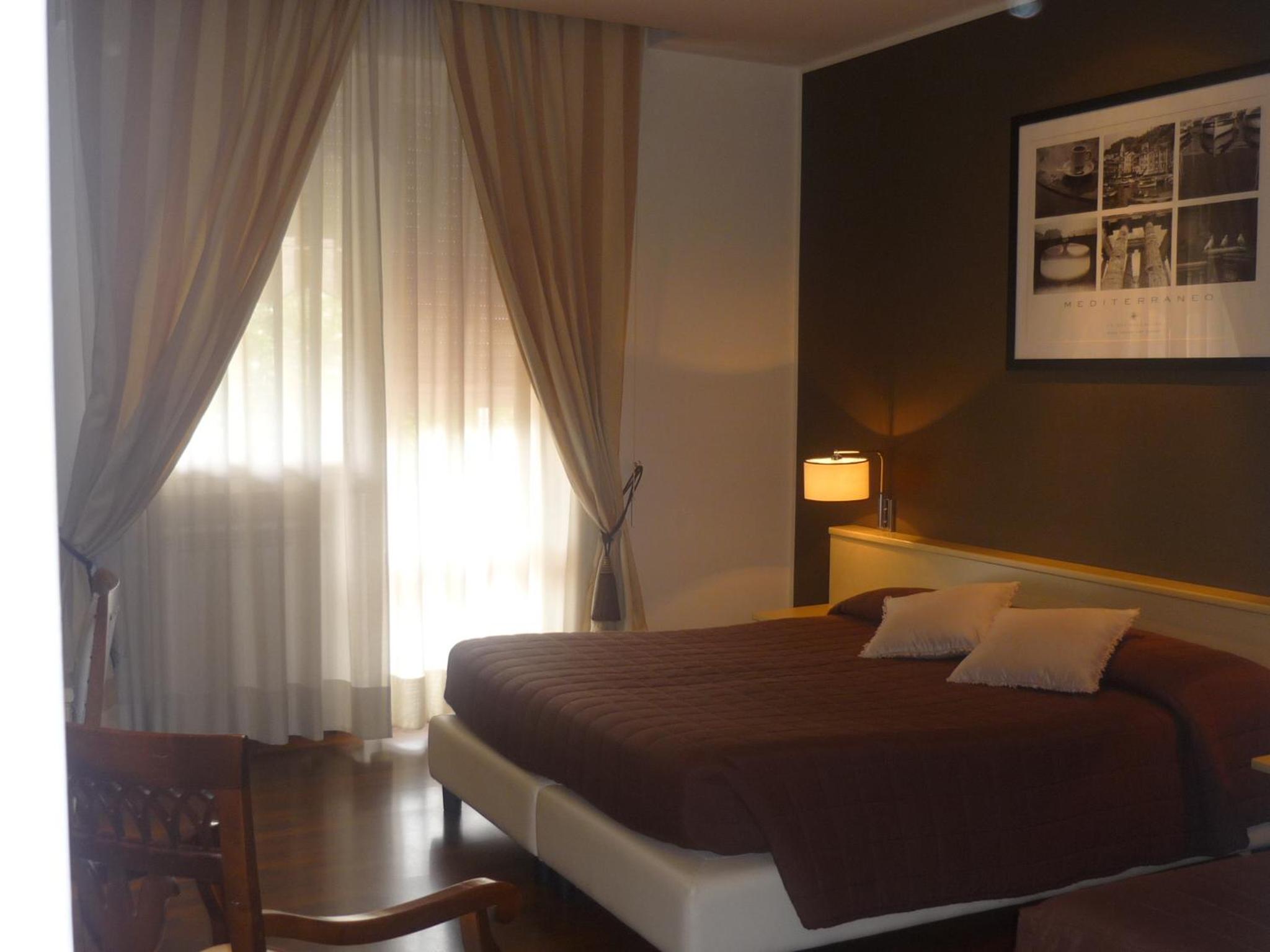 Classic Double Room with Balcony - Photo 3