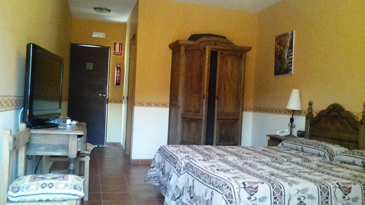 Double or Twin Room photo 3
