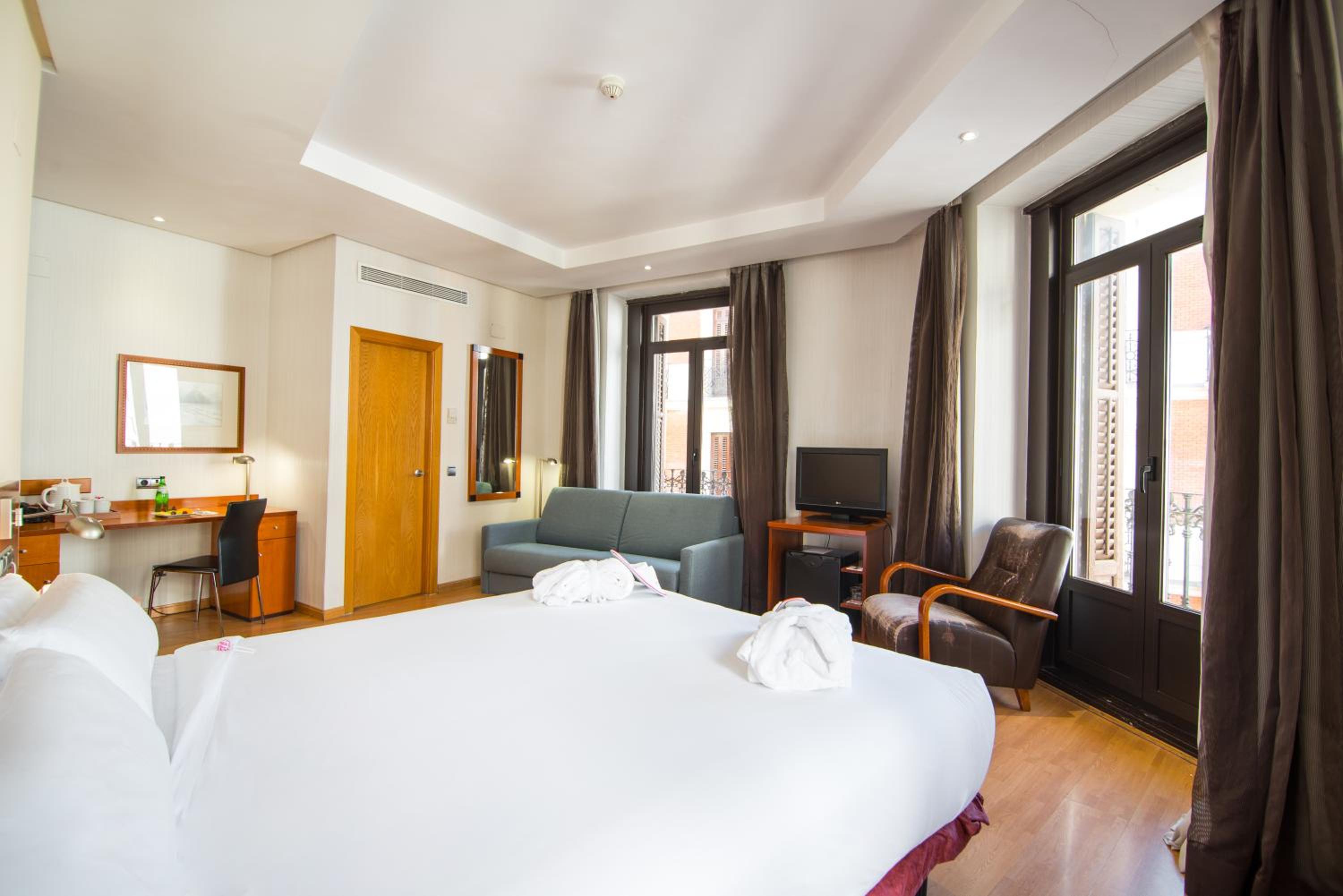 Deluxe King Room with City View - Photo 6