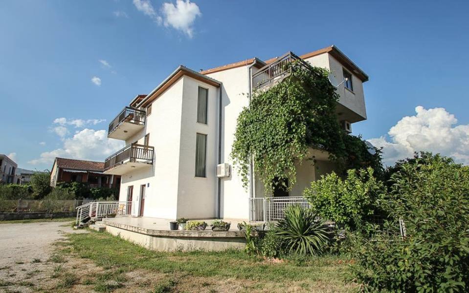 Apartment with Balcony - Photo 2