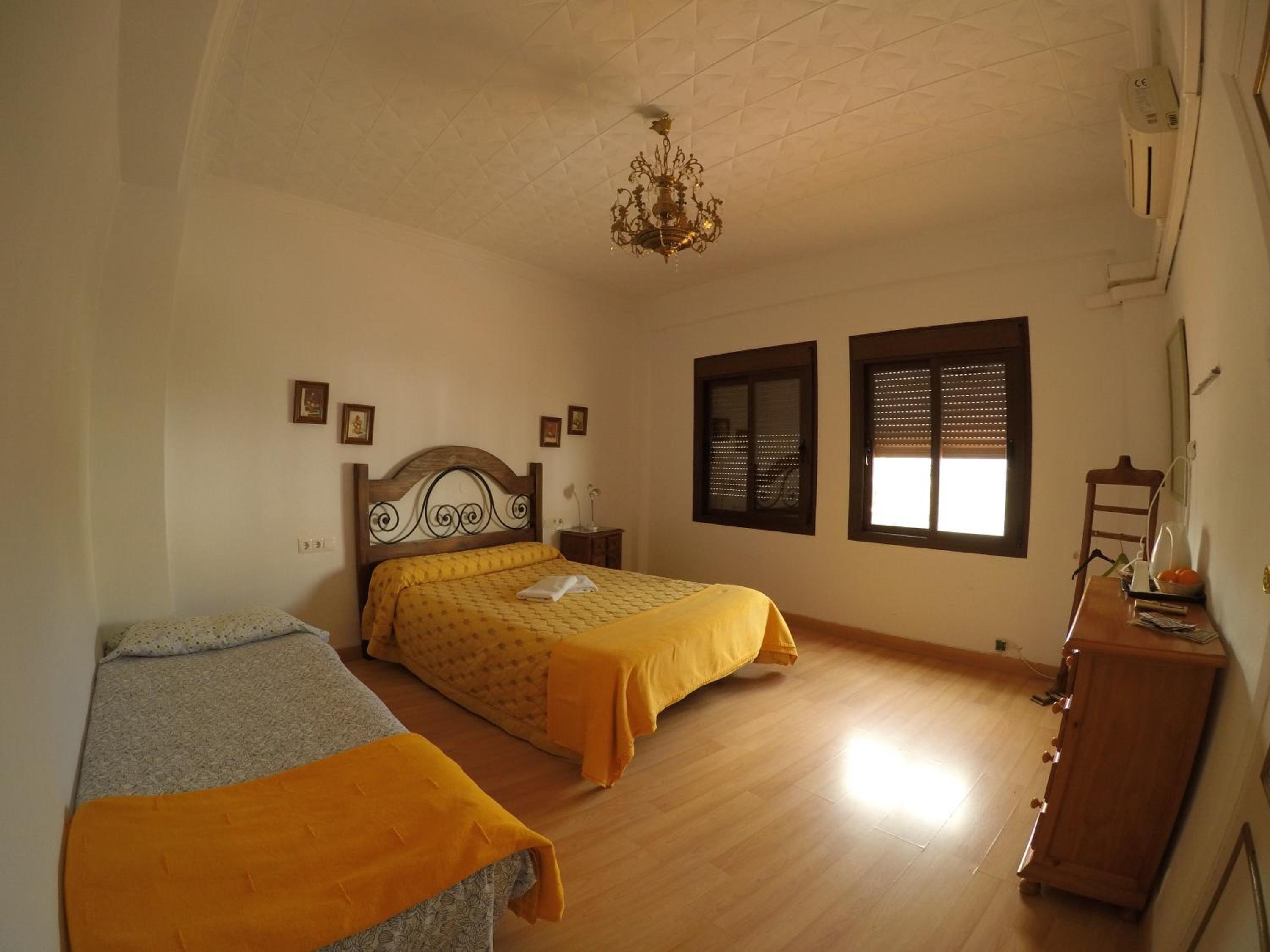 Habitación Triple con Vista y Baño Compartido