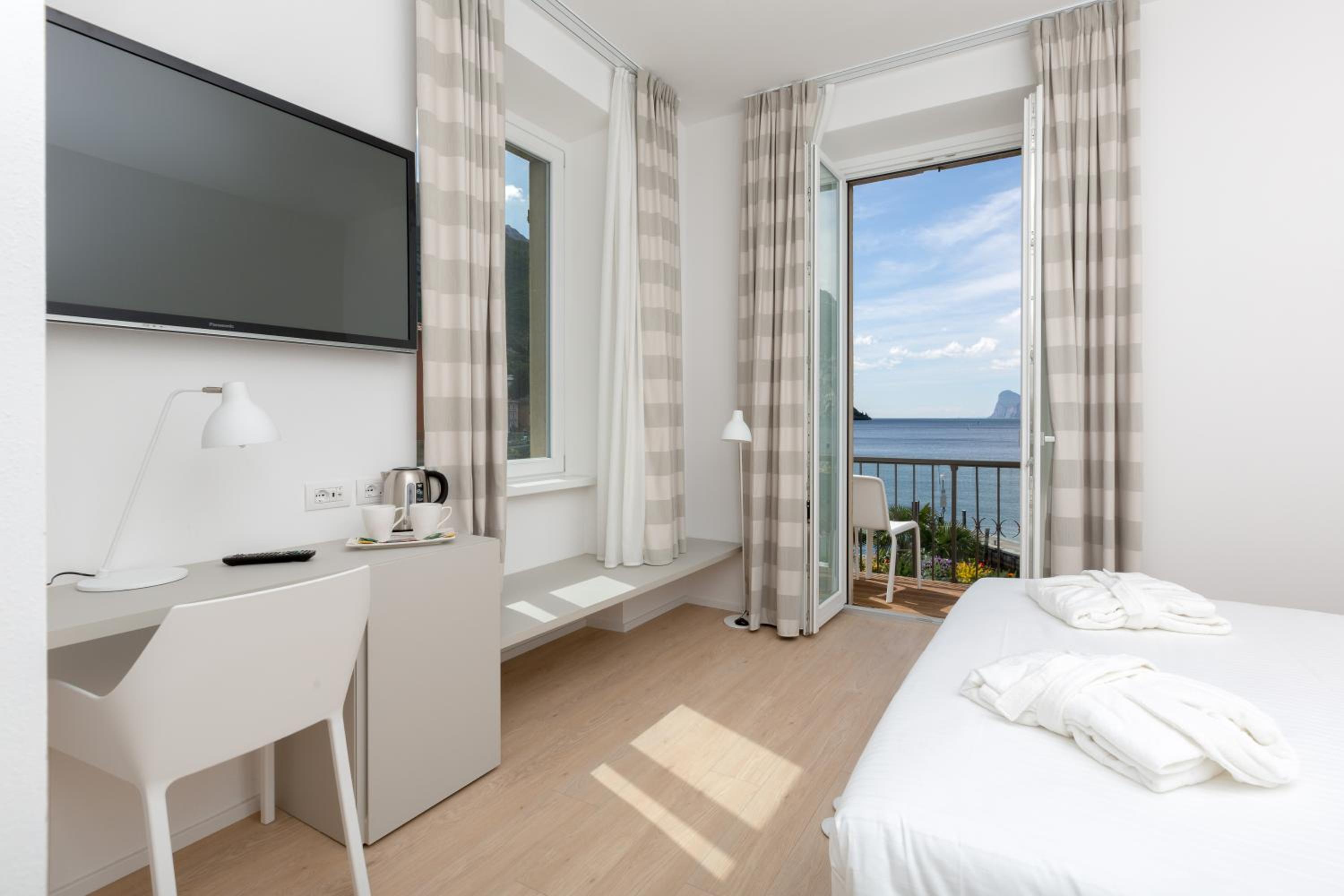 Superior Double Room with Lake View and Terrace - Photo 1