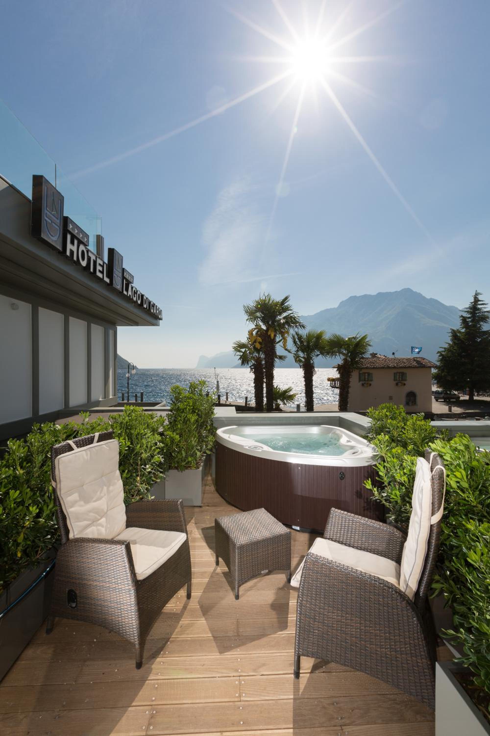 Superior Double Room with Lake View and Terrace - Photo 12