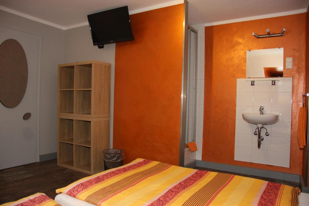 Budget Triple Room with External Private Toilet photo 2